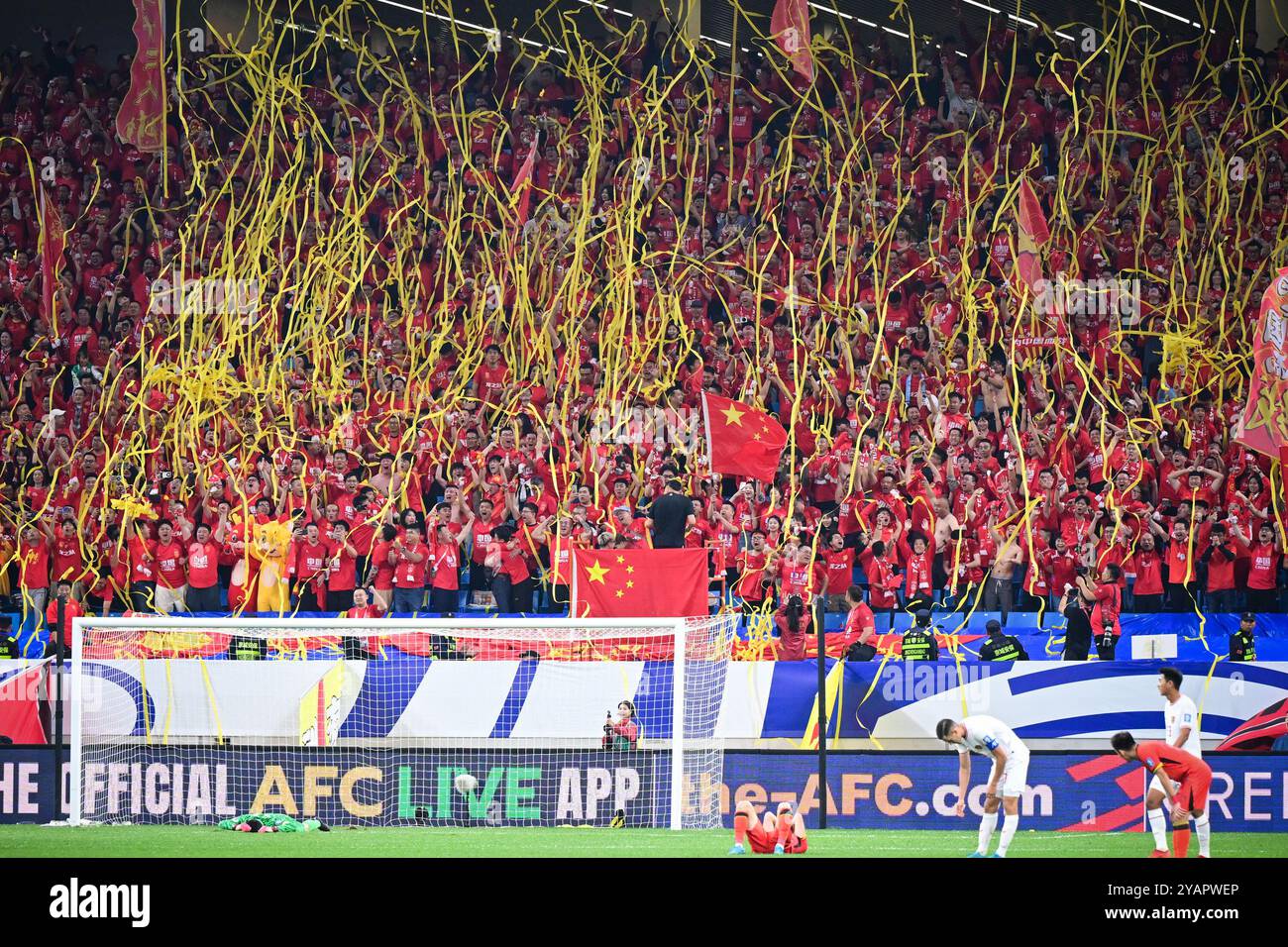 QINGDAO, CHINE - 15 OCTOBRE 2024 - les fans encouragent la Chine lors de leur match de football contre l'Indonésie au quatrième tour des qualifications pour la Coupe du monde Banque D'Images