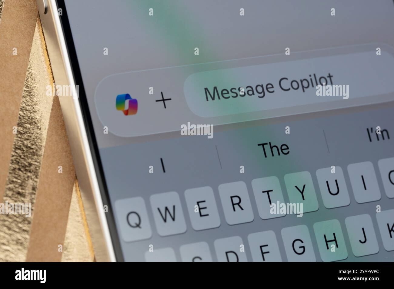 New York, États-Unis - 14 octobre 2024 : envoi d'un SMS promt au copilote microsoft en mode gros plan Banque D'Images