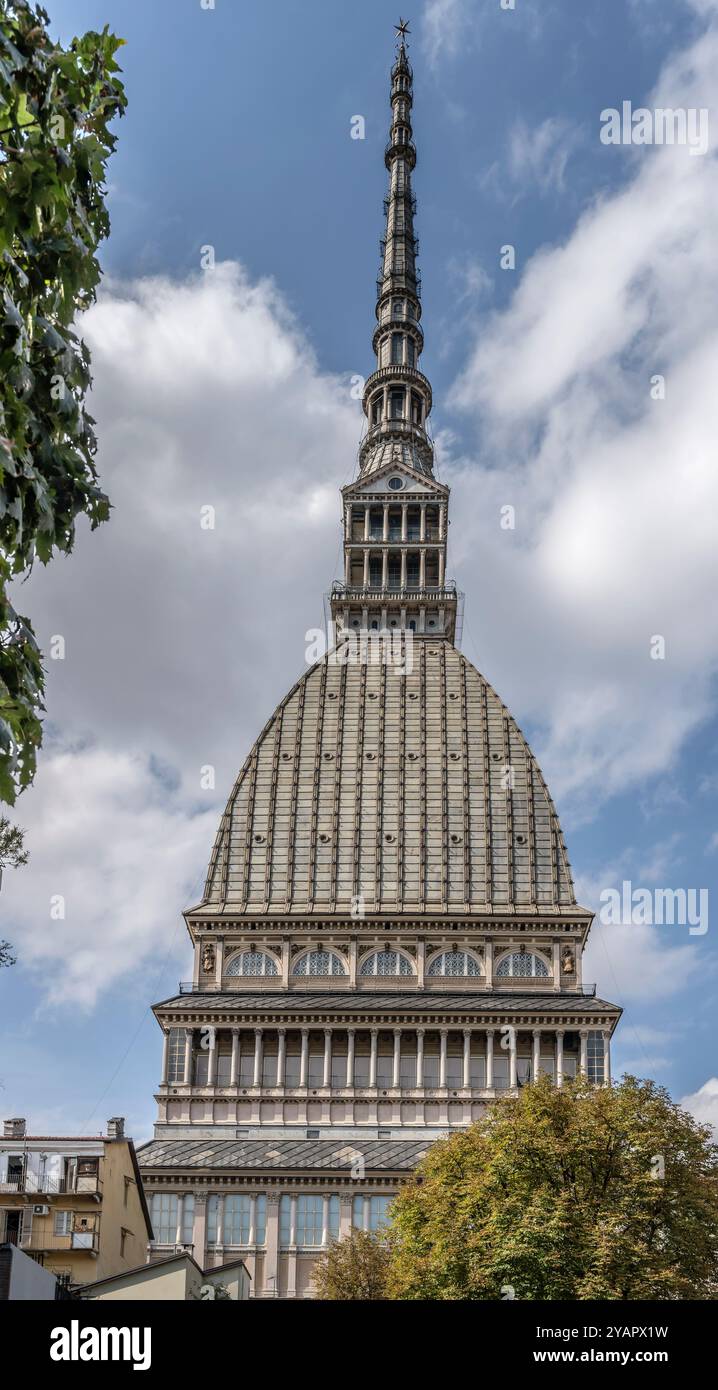 Paysage urbain avec mole Antonelliana côté est, photographié dans une lumière d'automne à Turin, en Italie Banque D'Images