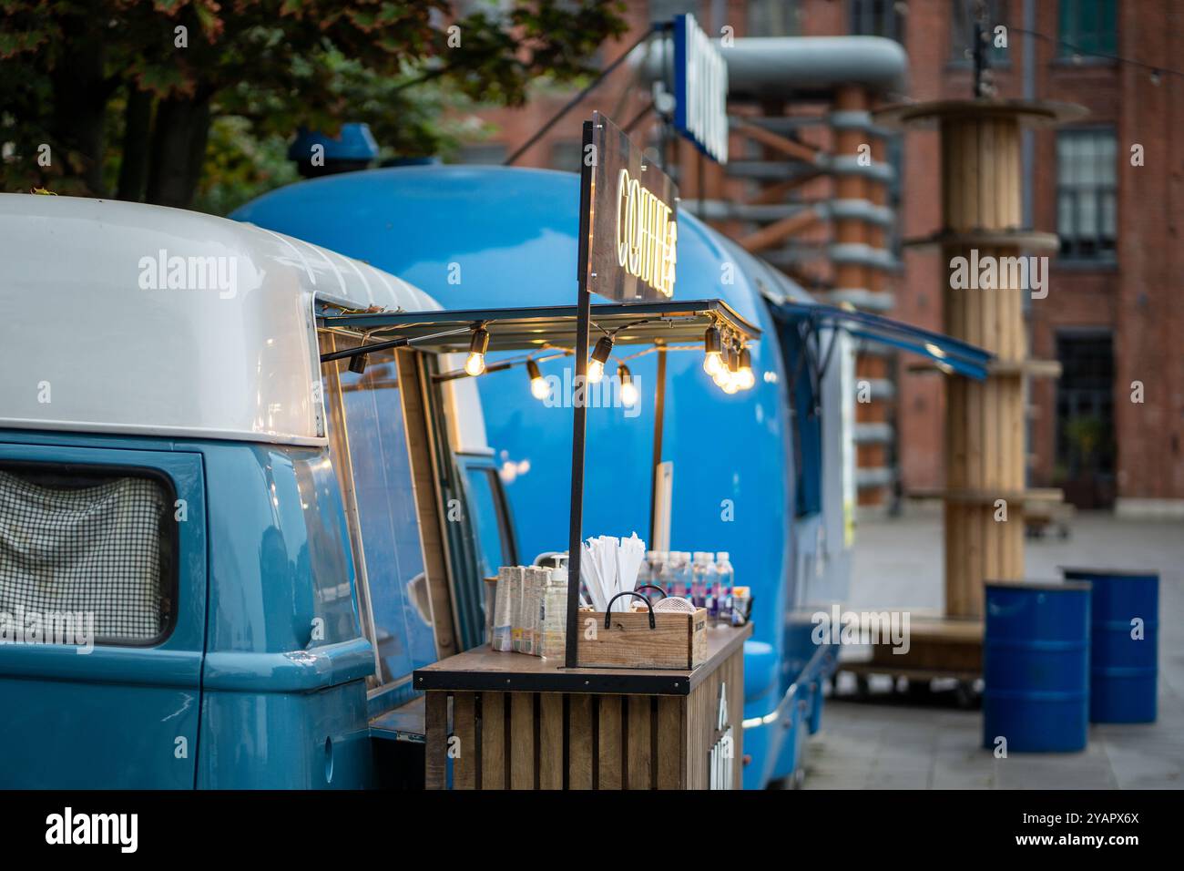 Fourgonnette Hot dog et café à emporter dans la rue de la ville, camion alimentaire mobile. Café dans la camionnette avec menu à l'extérieur Banque D'Images