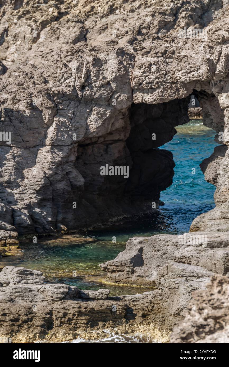 Vue détaillée de l'arc naturel connu sous le nom d'Arco dei Baci, est Praneddas, Sant'Antioco, Sardaigne, Italie Banque D'Images