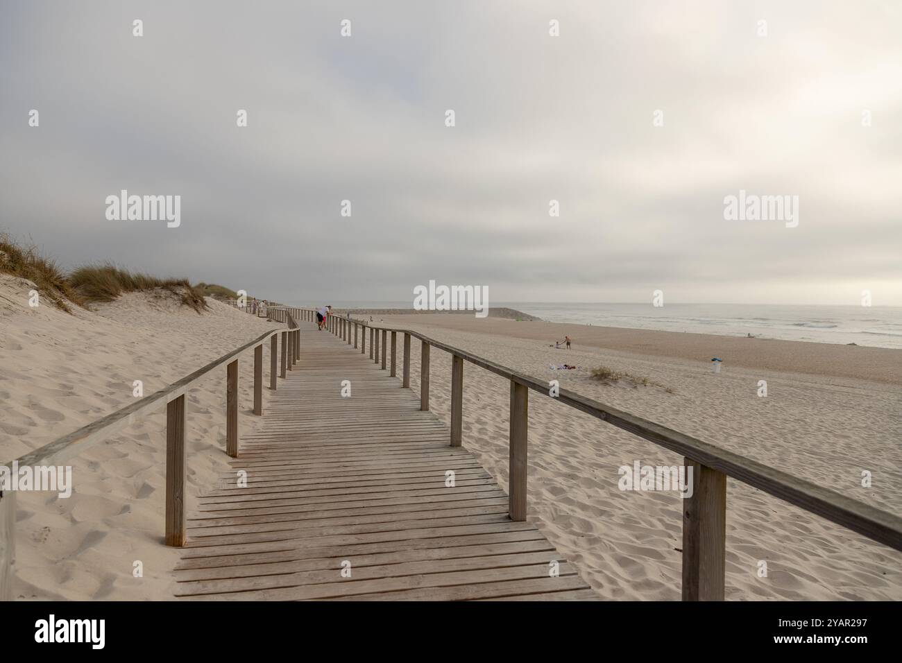 Costa Nova plage avec sable blanc fin et une passerelle en bois à la fin d'une journée nuageuse, Aveiro, Portugal - août 2024. Banque D'Images