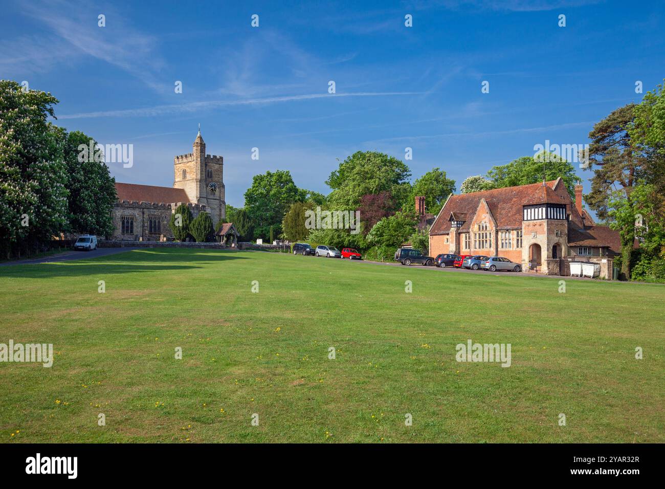 England, Kent, Benenden, The Green avec George's Church et The Village School Building Banque D'Images
