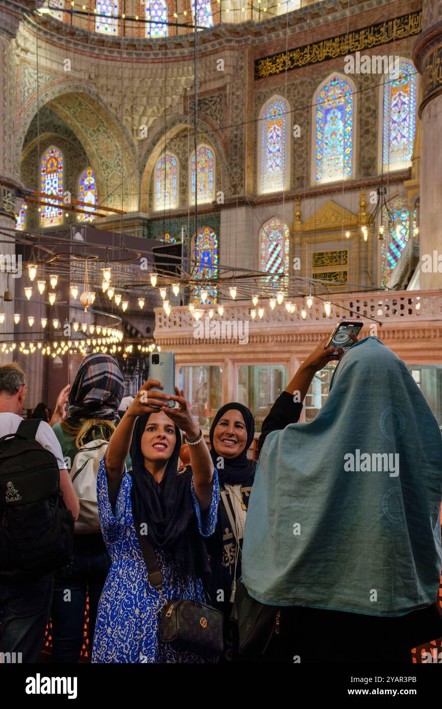 Femmes musulmanes prenant un selfie dans la Mosquée bleue, Istanbul, Turquie Banque D'Images Femmes musulmanes prenant un selfie dans la Mosquée bleue, Istanbul, Turquie Banque D'Images