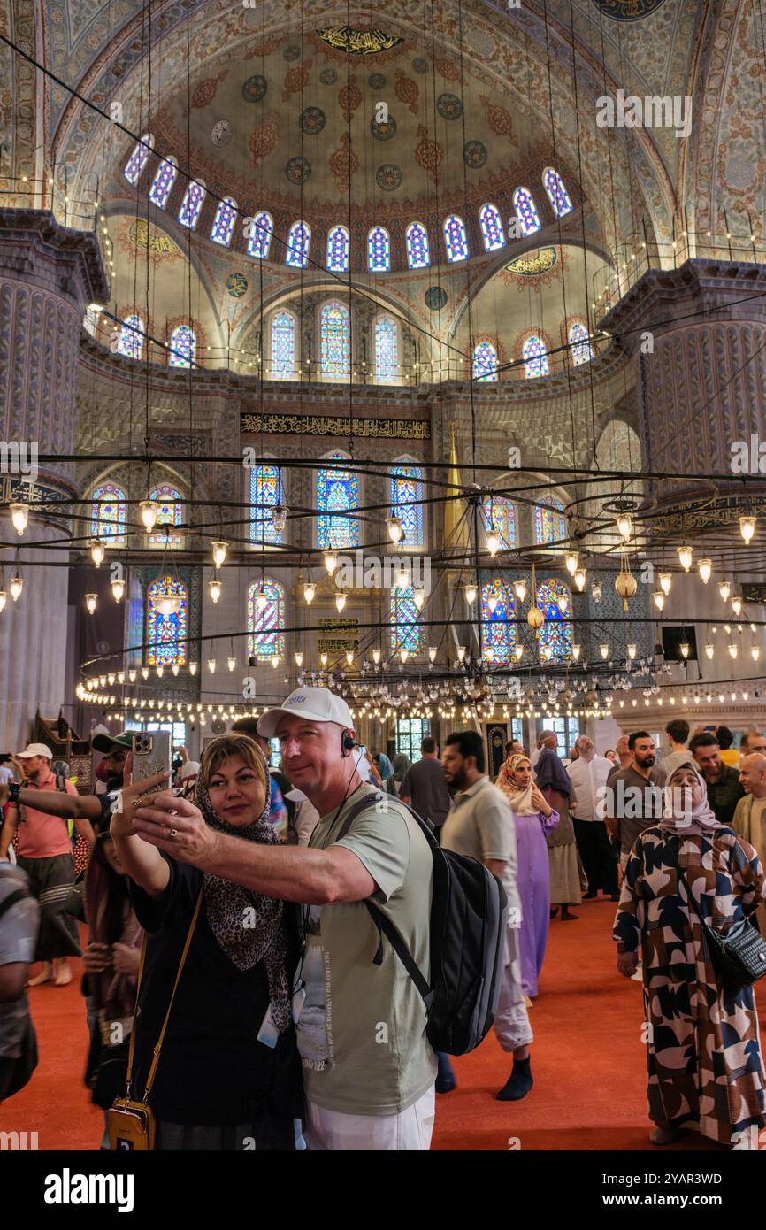 Un couple prenant un selfie dans la Mosquée bleue, Istanbul, Turquie Banque D'Images Un couple prenant un selfie dans la Mosquée bleue, Istanbul, Turquie Banque D'Images