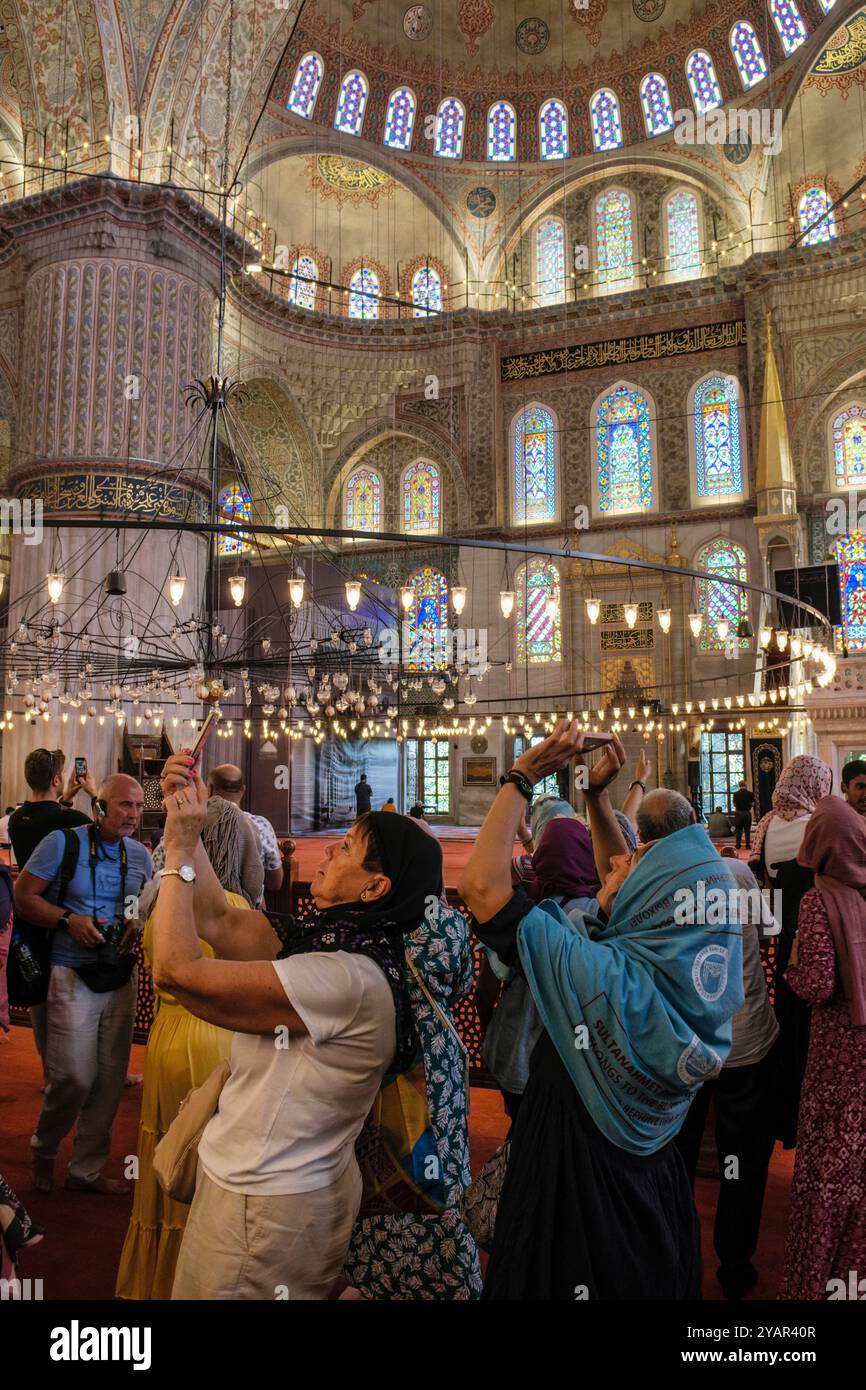 Touristes prenant des photos dans la Mosquée bleue, Istanbul, Turquie Banque D'Images Touristes prenant des photos dans la Mosquée bleue, Istanbul, Turquie Banque D'Images