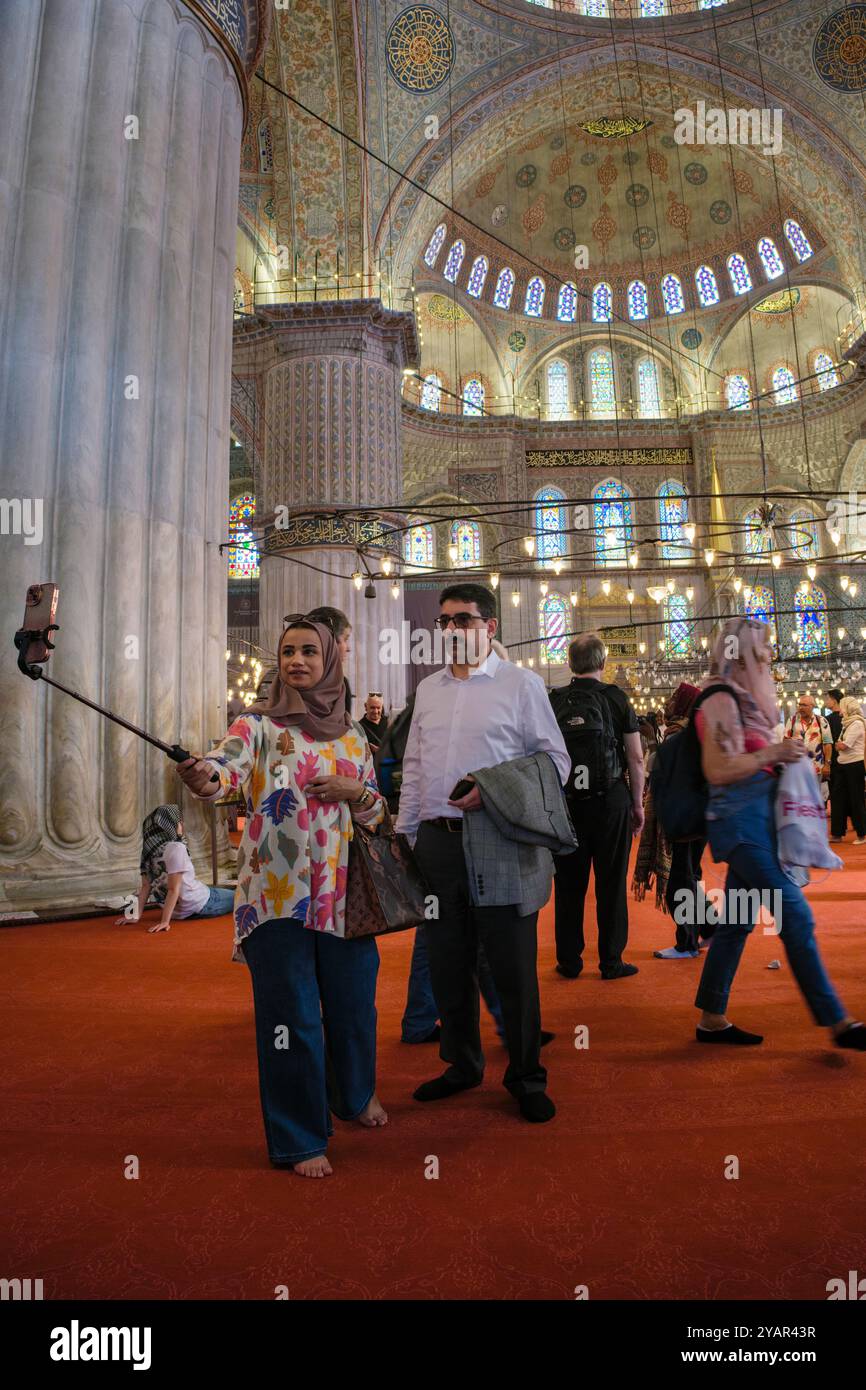 Un couple posant pour un selfie dans la Mosquée bleue, Istanbul, Turquie Banque D'Images Un couple posant pour un selfie dans la Mosquée bleue, Istanbul, Turquie Banque D'Images