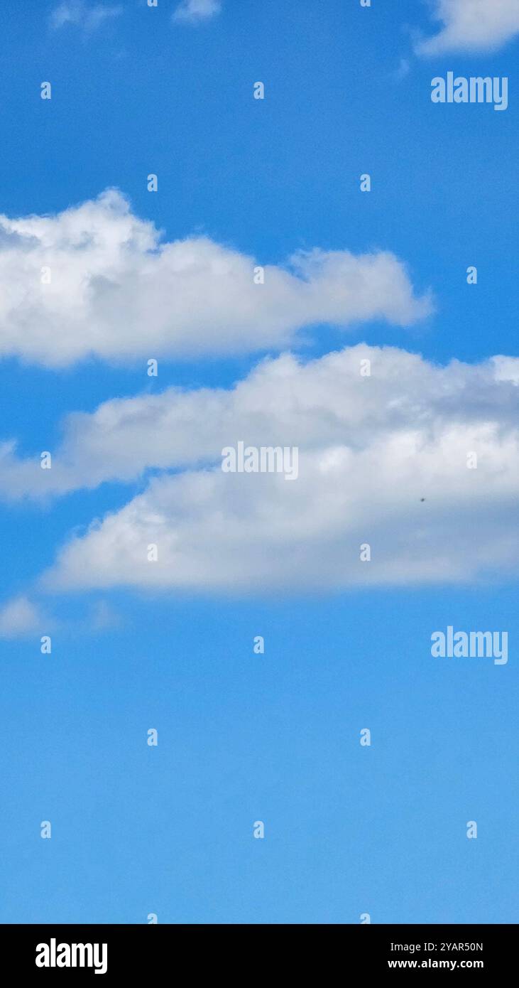 Ciel bleu et fond de nature de nuage blanc. Beau nuage dans le ciel bleu. Banque D'Images