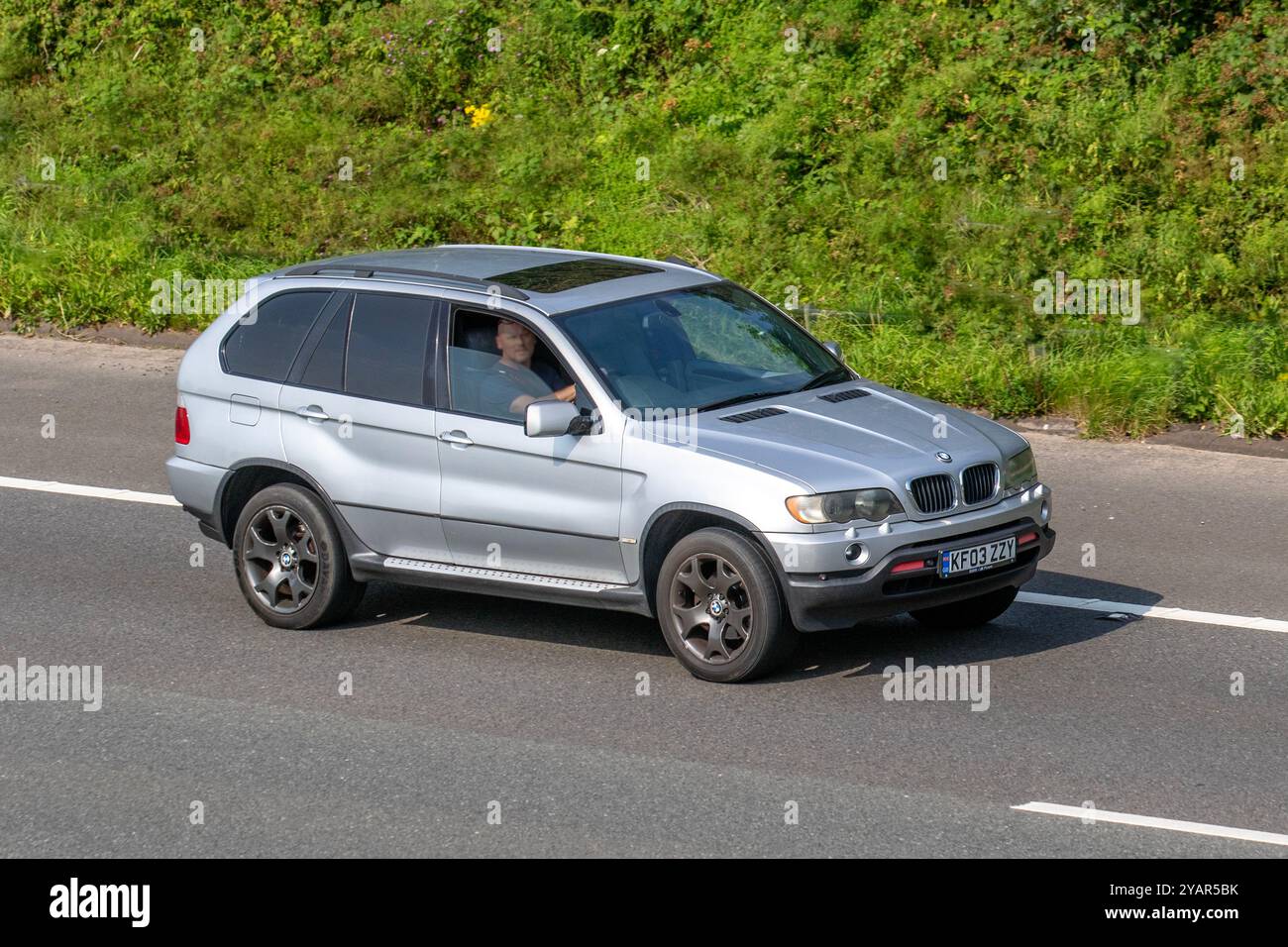 2003 Silver BMW X5 d Sport Auto, 3.0d se 5d (03) automobile sur l'autoroute M6, Royaume-Uni Banque D'Images