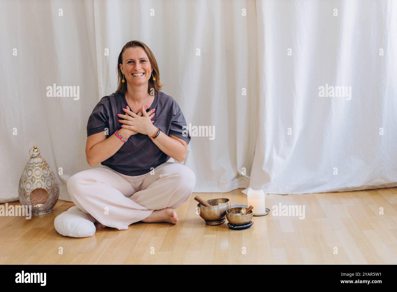 Une femme heureuse après une pratique de bol de respiration et de chant. Photo de haute qualité Banque D'Images