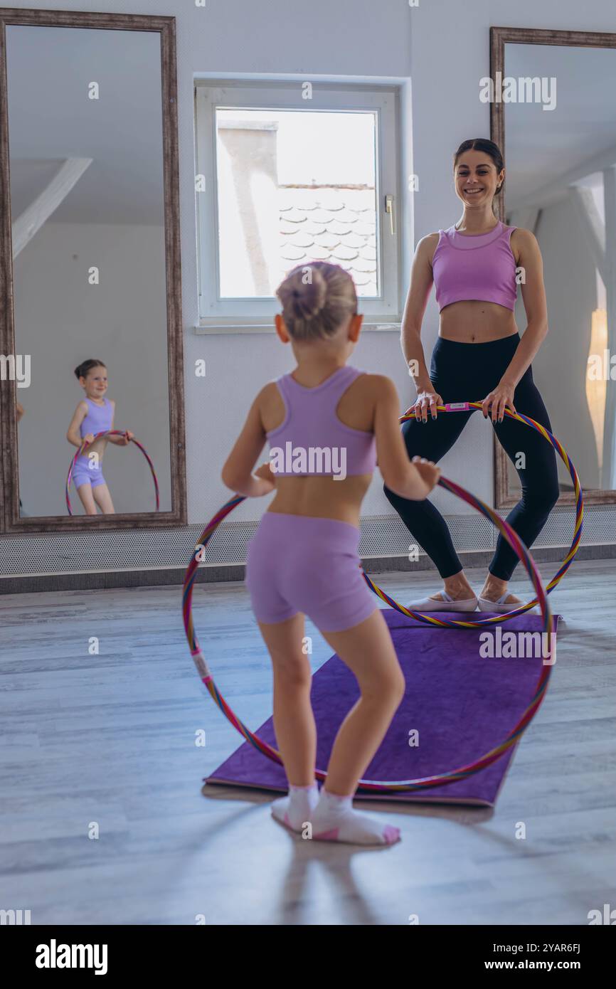 GymnasGymnast enfant effectue un exercice avec cerceau. Sports professionnels pour enfants. t enfant effectue un exercice avec cerceau. spor professionnel pour enfants Banque D'Images