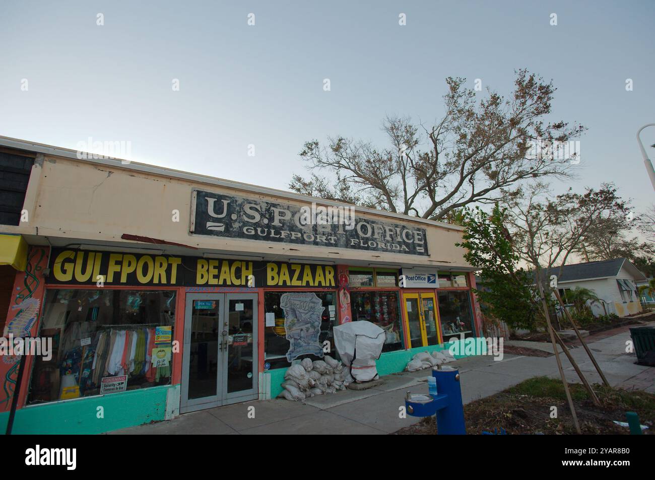 Usage éditorial exclusif. Gulfport, Floride, États-Unis. 12 octobre 2024. FloridaSeaside bâtiments endommagés par une onde de tempête après les ouragans Helene et Milton . Débris Banque D'Images