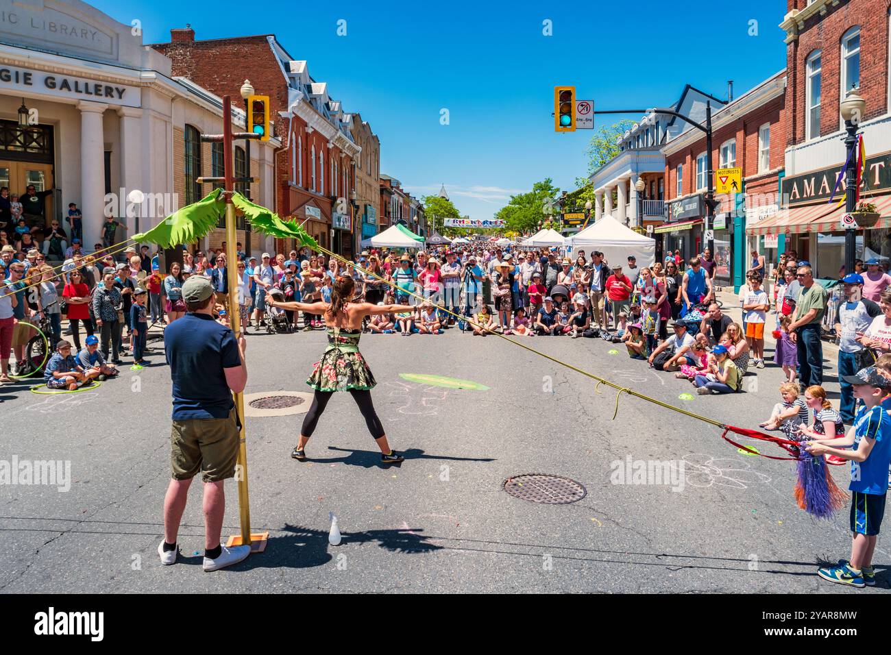 La foule aime un spectacle de buskker pendant le Buskerfest dans le centre-ville de Dundas, Ontario, Canada. Banque D'Images