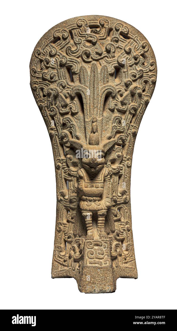 Ballgame Palma v. 900–1100 Mexico, Gulf Coast, Classic Veracruz style (600-1100) Stone. Stone palmas - appelés aujourd'hui pour leur forme de fronde de palmier - sont des sculptures cérémonielles qui peuvent reproduire des vêtements légers portés sur la poitrine pendant le match de balle. La scène au dos de ce palma illustre de manière éclatante le lien entre le jeu de balle et le sacrifice. Une chauve-souris descend du haut, saisissant des parties du corps humain coupées, et au centre une figure verticale brandit une lame au-dessus d'une victime inclinée. Les nombreuses figures animales de la scène, y compris celle sur le devant, peuvent appartenir à la mythologie du jeu de balle qui Banque D'Images