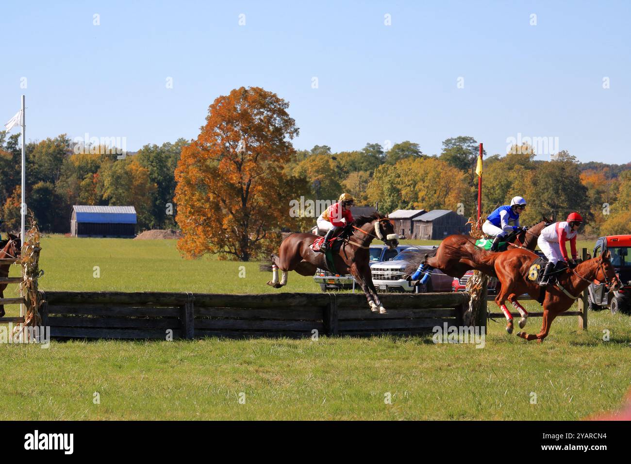 Geneseo, NY, États-Unis - 12 octobre 2024 - Horse and Rider franchit Un saut au-dessus du bois pendant les courses Genesee Valley Hunt. Huitième course, le Cross Country Banque D'Images