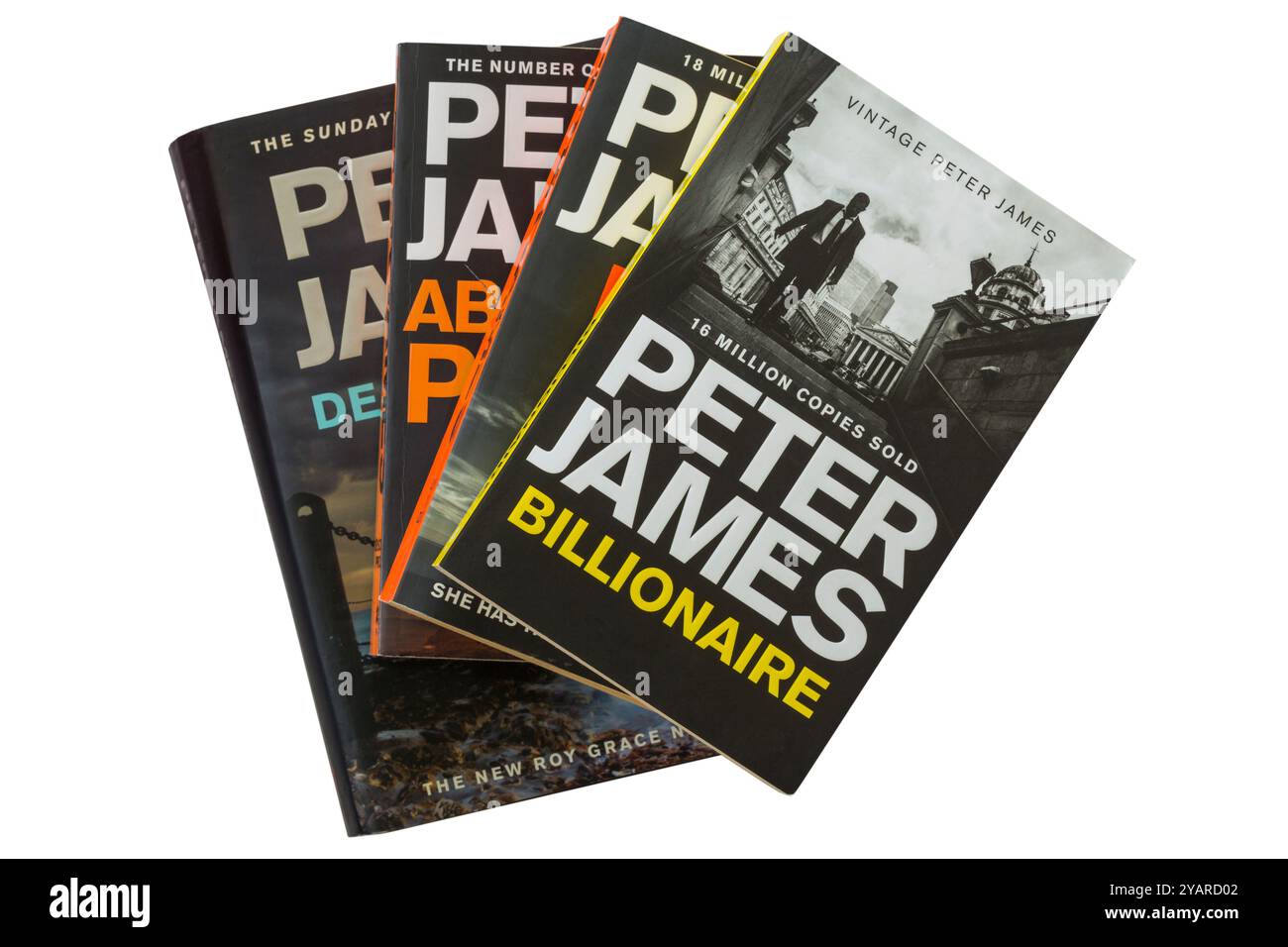 Sélection de livres de Peter James avec livre de milliardaire sur le dessus isolé sur fond blanc Banque D'Images