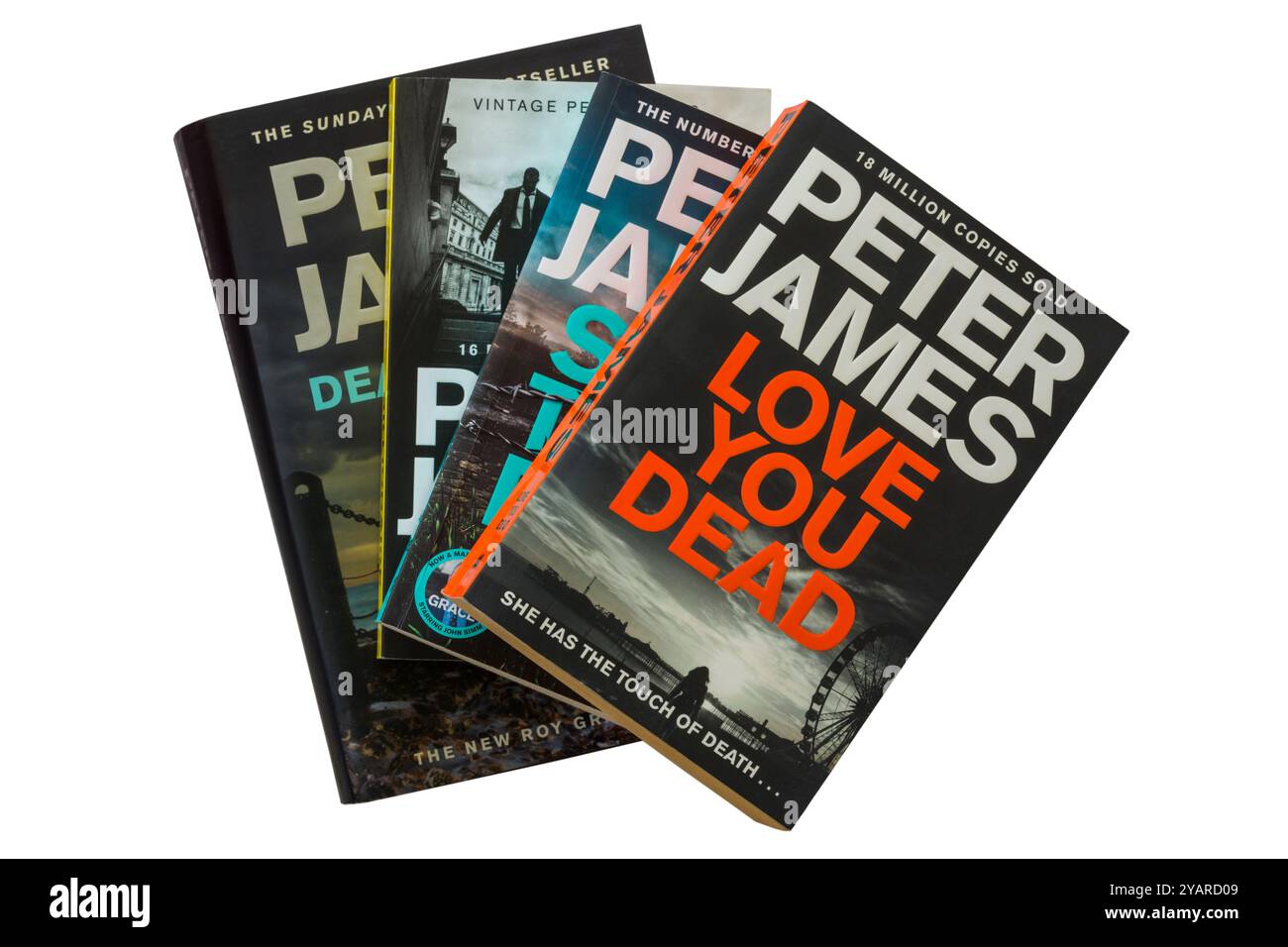 Sélection de livres Peter James avec Love You Dead livre sur le dessus isolé sur fond blanc Banque D'Images
