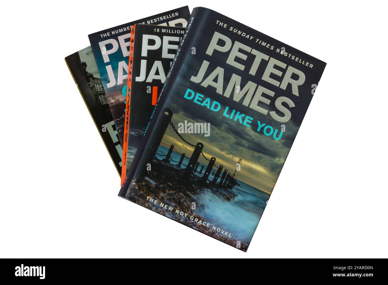 Sélection de livres Peter James avec Dead Like You Book sur le dessus isolé sur fond blanc Banque D'Images