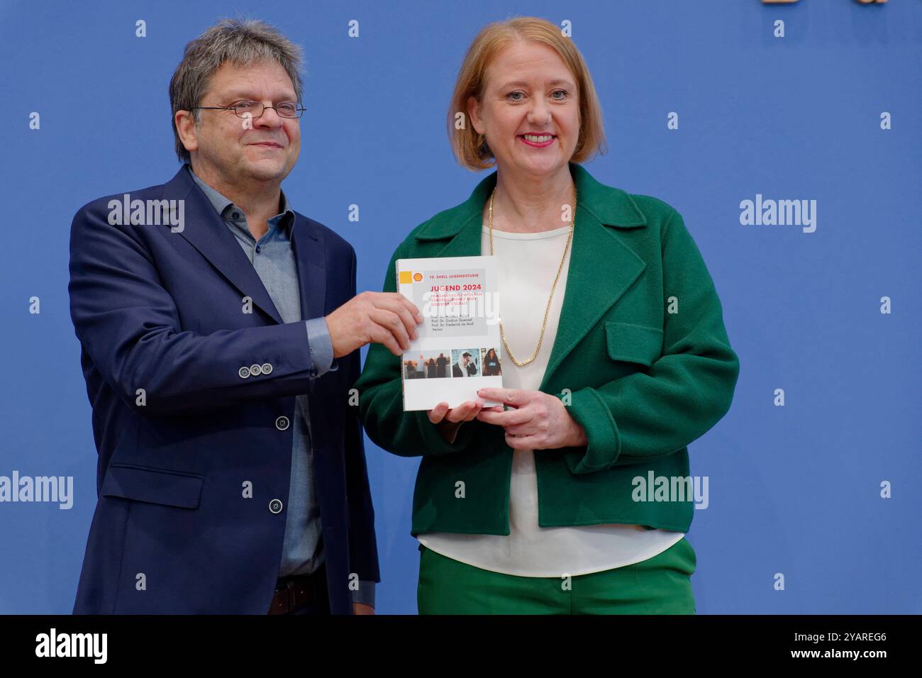 Sehll-Jugendstudie 2024 vorgestellt 2024-10-14 Deutschland, Berlin Bundespressekonferenz : Lisa Paus Bündnis 90/Die Grünen, R., Bundesministerin für Familie, Senioren, Frauen und Jugend, matrice stellt 19. Shell-Jugendstudie 2024 vor, hier gemeinsam mit Prof. Dr Mathias Albert, Leiter der Studie, von der Universität Bielefeld. *** Sehll Youth Study 2024 présenté 2024 10 14 Allemagne, Berlin Conférence de presse fédérale Lisa Paus Bündnis 90 Die Grünen , R , Ministre fédéral de la famille, des personnes âgées, des femmes et de la Jeunesse, présente la 19 Shell Youth Study 2024, ici avec le Prof Dr Mathias Al Banque D'Images