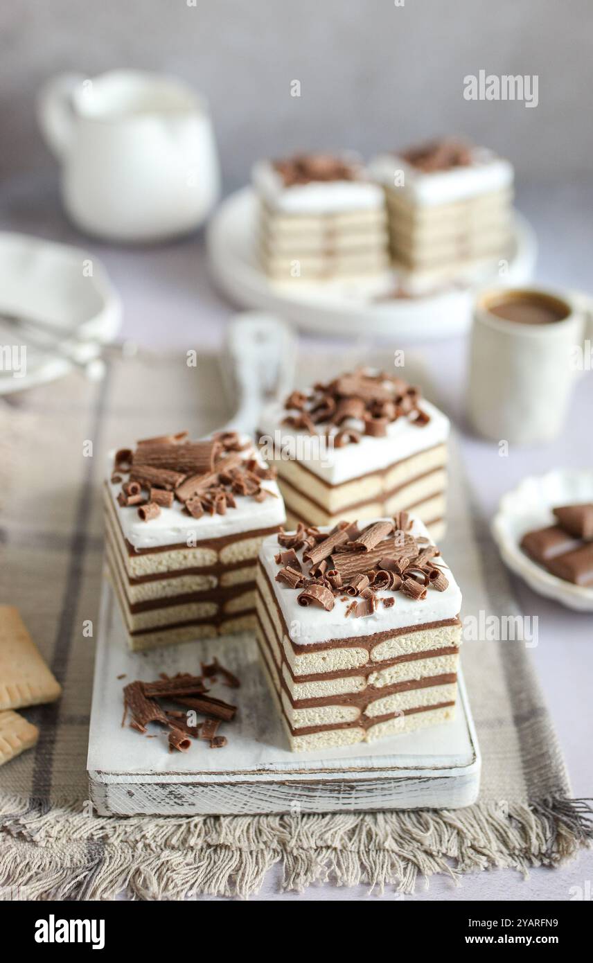 Gâteau aux biscuits au chocolat sans cuisson. Tasse de café et fond blanc. Banque D'Images