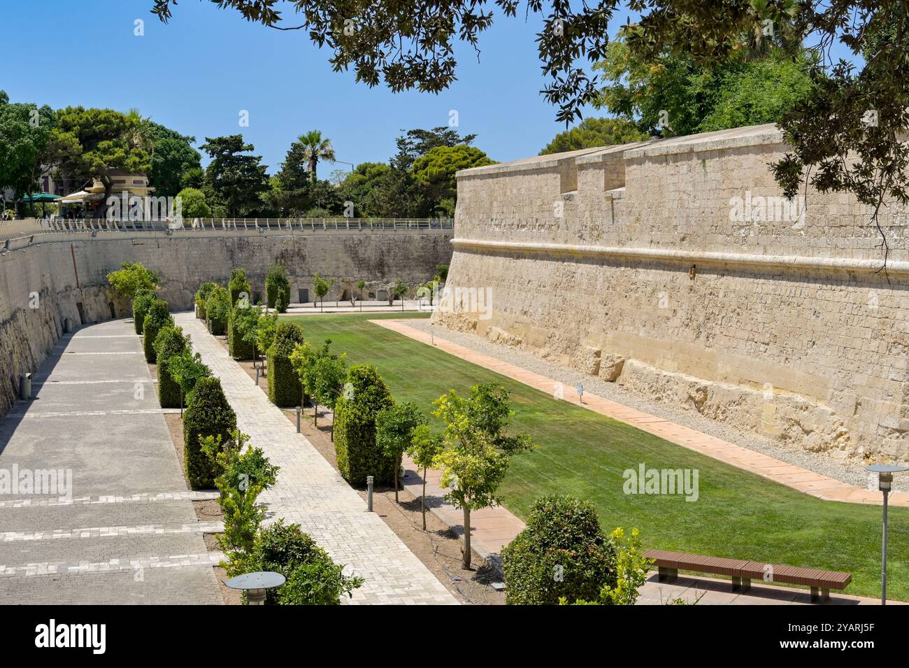 Mdina, Malte - 4 août 2023 : jardins sous les murs fortifiés de la vieille ville de Mdina Banque D'Images