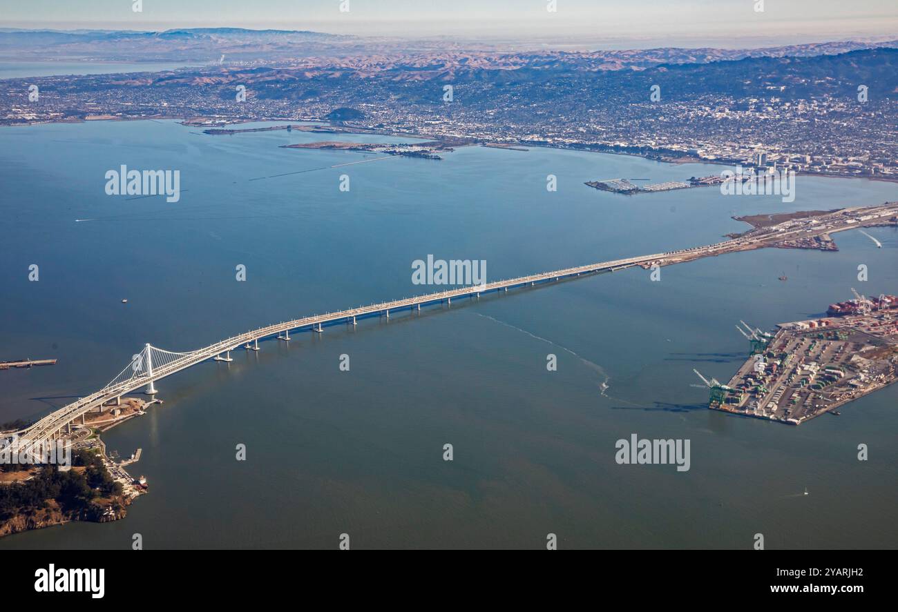 San Francisco, Californie - une vue aérienne de la section est du pont San Francisco-Oakland Bay. Banque D'Images