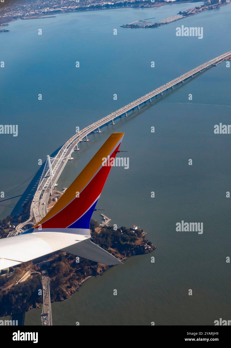 San Francisco, Californie - Un avion de Southwest Airlines survole l'île de Yerba Buena et le pont San Francisco-Oakland Bay. Banque D'Images