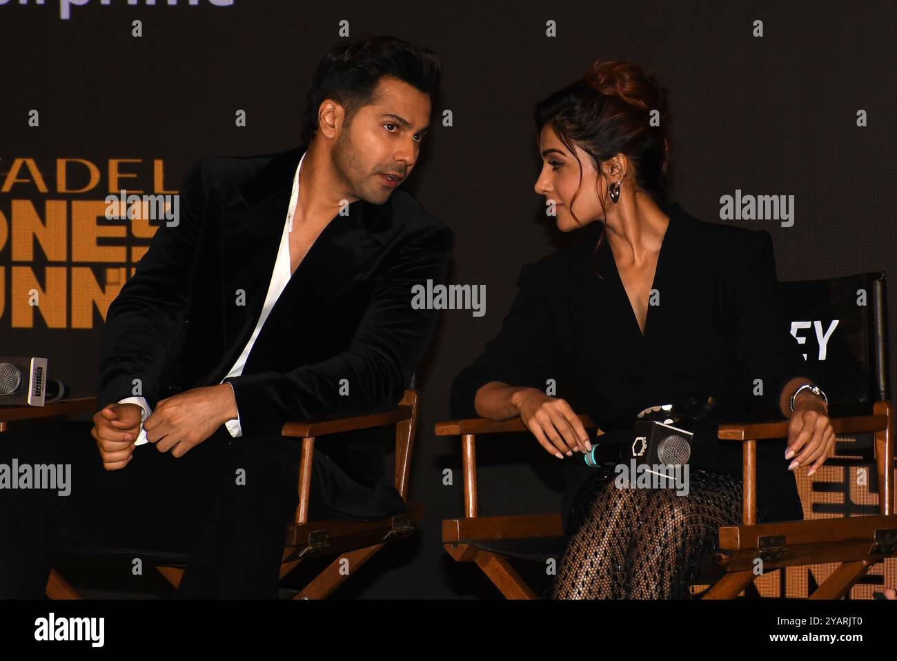 Mumbai, Inde. 15 octobre 2024. (De gauche à droite) L'acteur Varun Dhawan de Bollywood et l'actrice indienne Samantha Ruth Prabhu vus lors du lancement de leur prochaine websérie 'Citadel : Honey Bunny' à Mumbai. Crédit : SOPA images Limited/Alamy Live News Banque D'Images