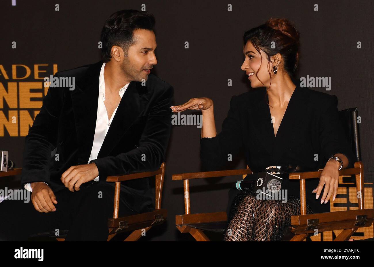 Mumbai, Inde. 15 octobre 2024. Varun Dhawan, acteur de l-R Bollywood, et Samantha Ruth Prabhu, actrice indienne, ont vu lors du lancement de leur prochaine web-série 'Citadel : Honey Bunny' à Mumbai. Crédit : SOPA images Limited/Alamy Live News Banque D'Images
