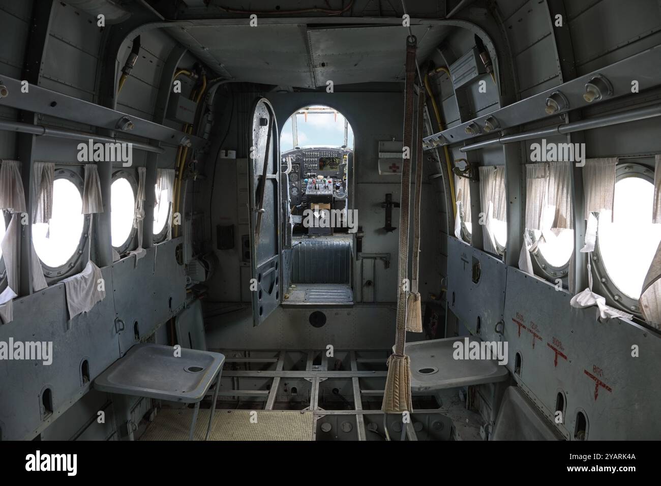Intérieur de la cabine passagers d'un petit avion abandonné avec vue sur le cockpit Banque D'Images