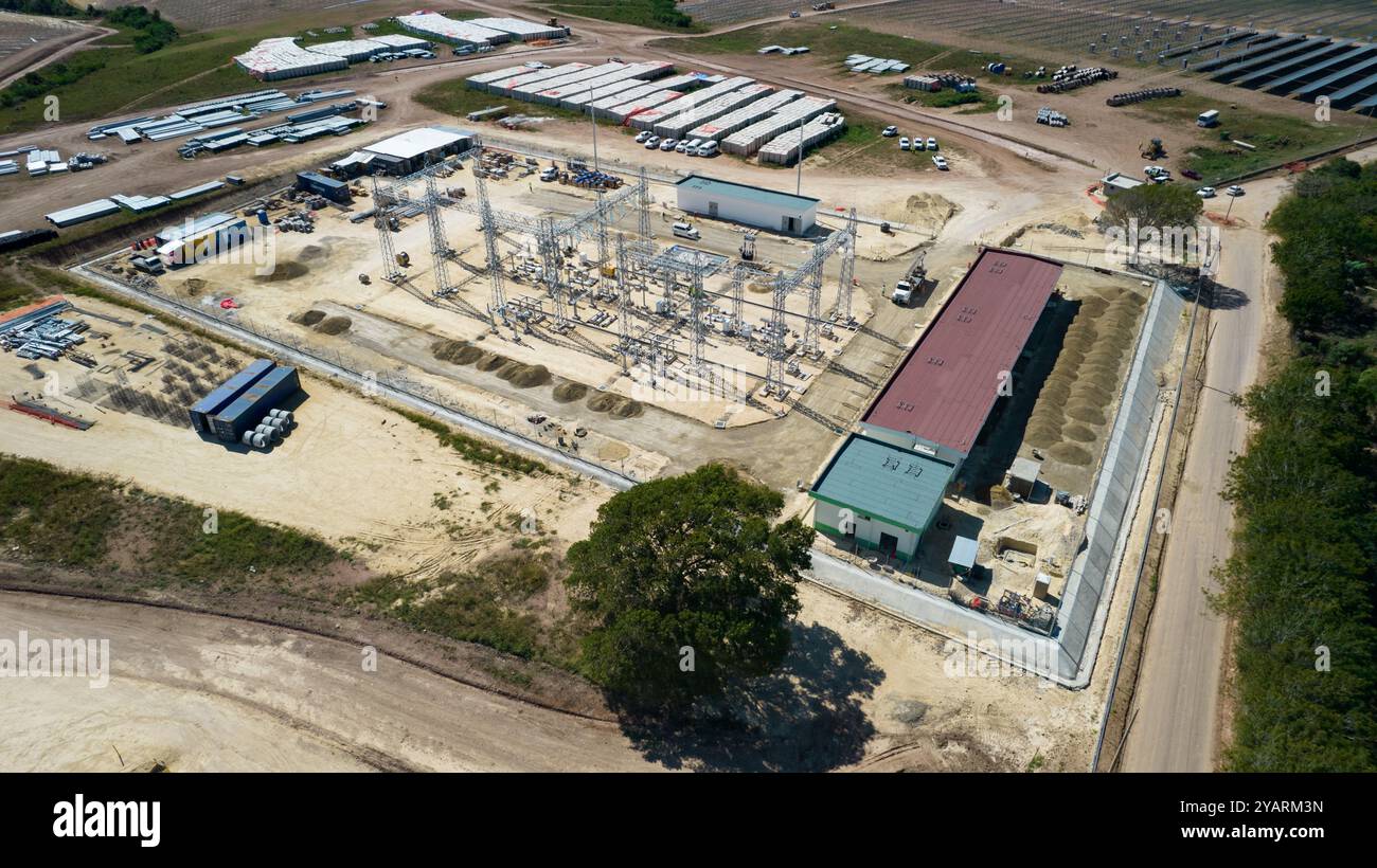 Prises de vue par drone de la sous-station d'une ferme solaire. Balance utilitaire Banque D'Images