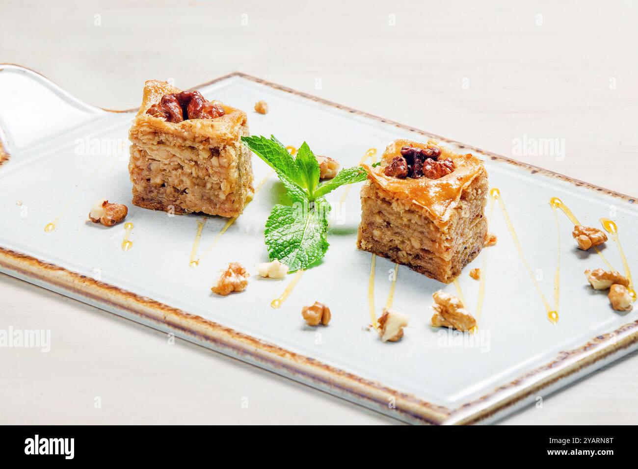 Le baklava est un dessert en couches composé de feuilles de pâte filo, fourrées de noix hachées et sucrées avec du sirop ou du miel. Maintenant grec ou (turc, arabe, Banque D'Images