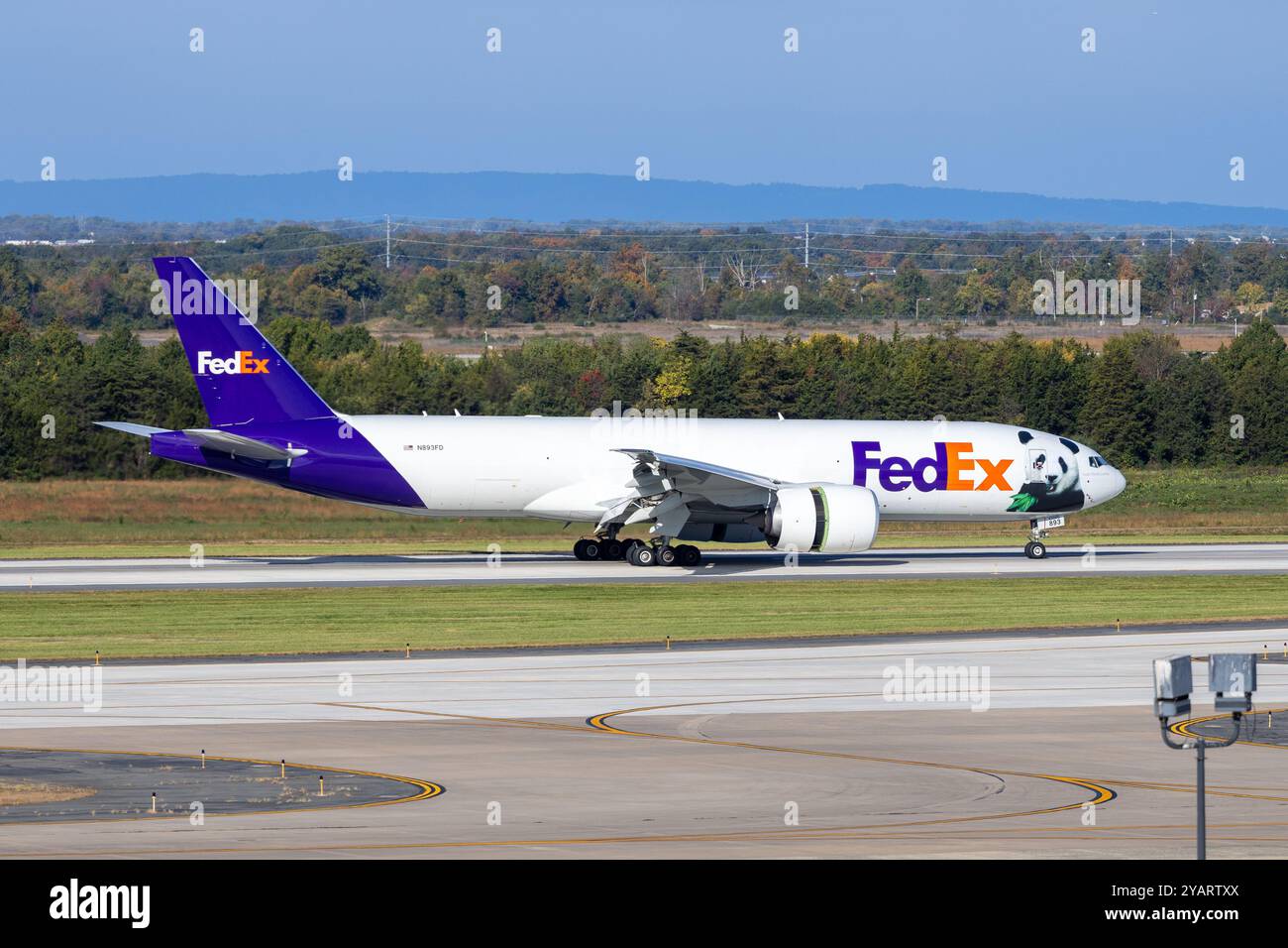 Dulles, États-Unis. 15 octobre 2024. Un avion transportant des pandas géants arrive à l'aéroport international de Dulles près de Washington, DC, aux États-Unis, le 15 octobre 2024. Deux pandas géants, Bao Li et Qing Bao, sont arrivés à Washington, DC mardi, après un voyage transpacifique d’environ 19 heures depuis la province du Sichuan, dans le sud-ouest de la Chine. Un Boeing 777F « FedEx Panda Express » dédié a atterri à l'aéroport international de Dulles près de Washington, DC vers 10 h, heure locale (1400 GMT). Crédit : HU Yousong/Xinhua/Alamy Live News Banque D'Images