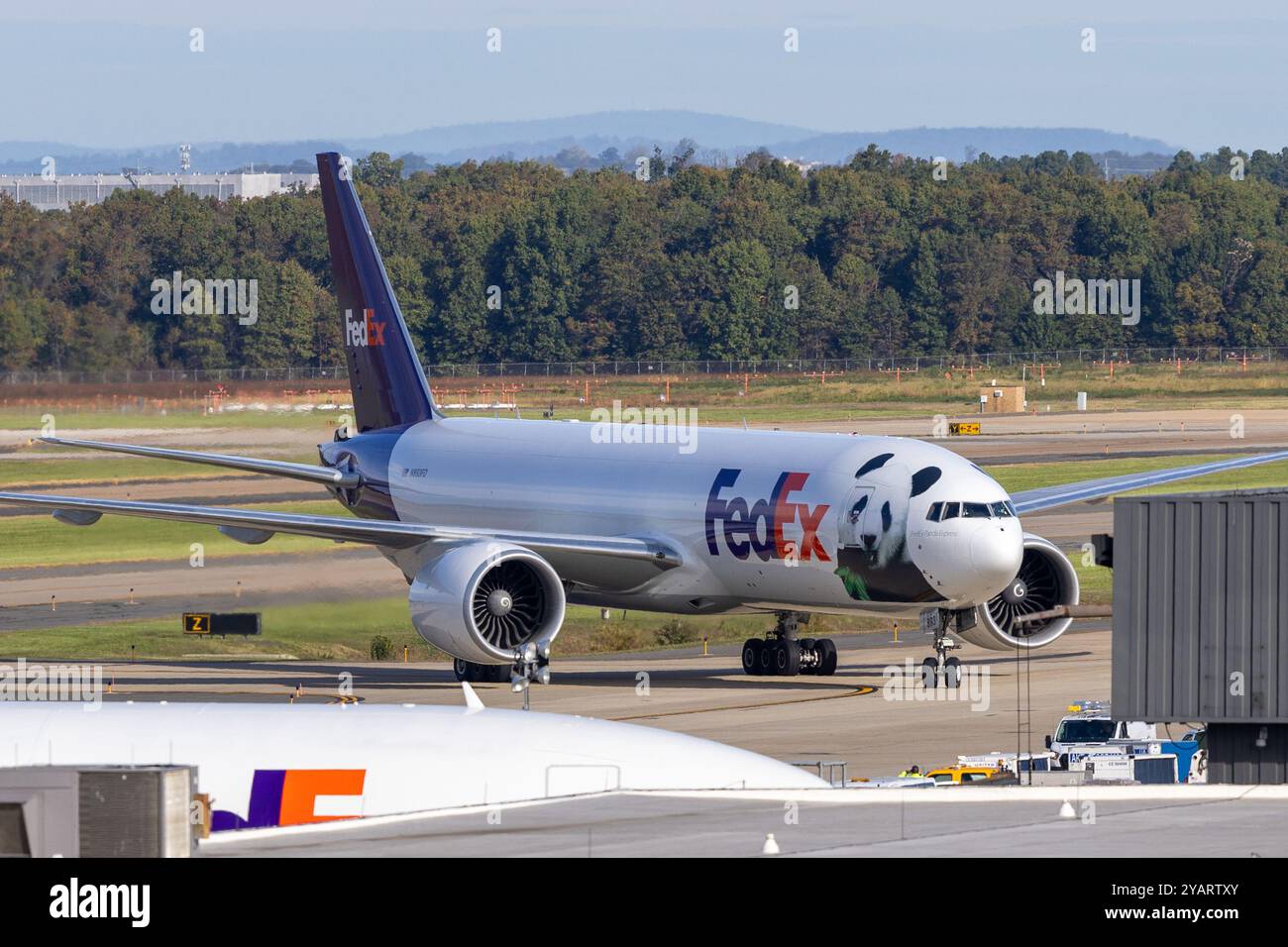 Dulles, États-Unis. 15 octobre 2024. Un avion transportant des pandas géants arrive à l'aéroport international de Dulles près de Washington, DC, aux États-Unis, le 15 octobre 2024. Deux pandas géants, Bao Li et Qing Bao, sont arrivés à Washington, DC mardi, après un voyage transpacifique d’environ 19 heures depuis la province du Sichuan, dans le sud-ouest de la Chine. Un Boeing 777F « FedEx Panda Express » dédié a atterri à l'aéroport international de Dulles près de Washington, DC vers 10 h, heure locale (1400 GMT). Crédit : HU Yousong/Xinhua/Alamy Live News Banque D'Images