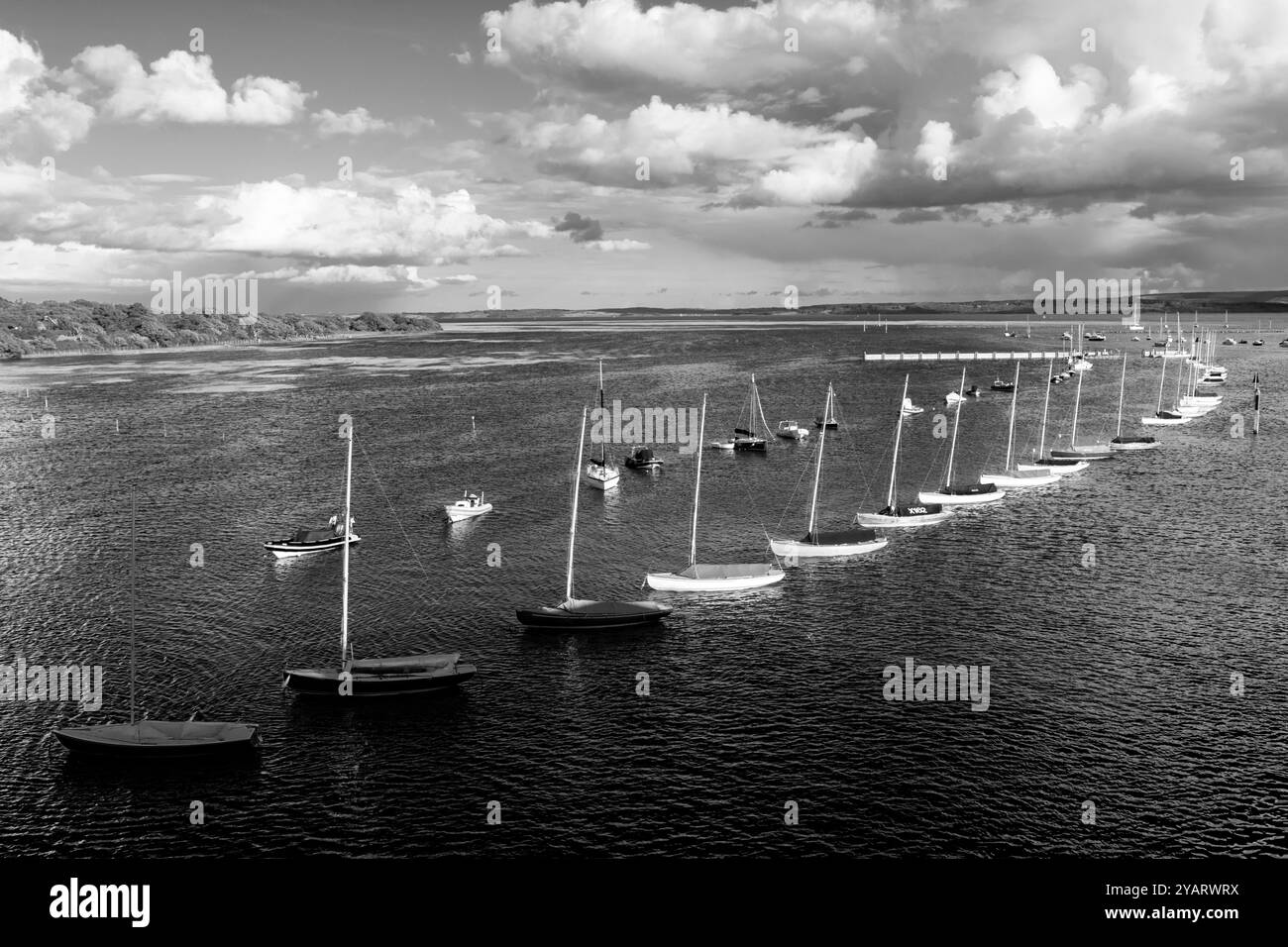 Yachts sur des amarres dans la rivière Lymington Banque D'Images