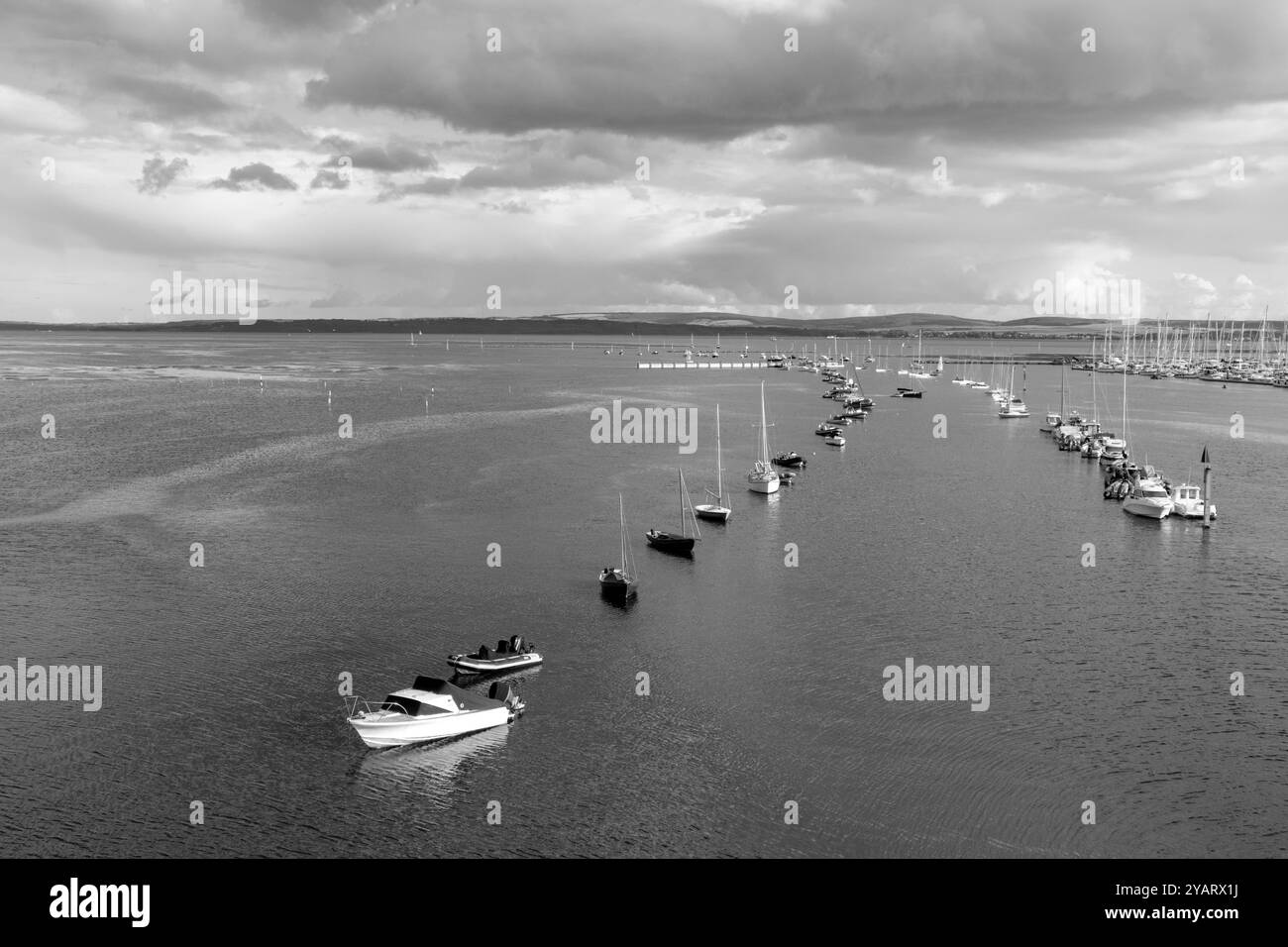 Yachts sur des amarres dans la rivière Lymington Banque D'Images