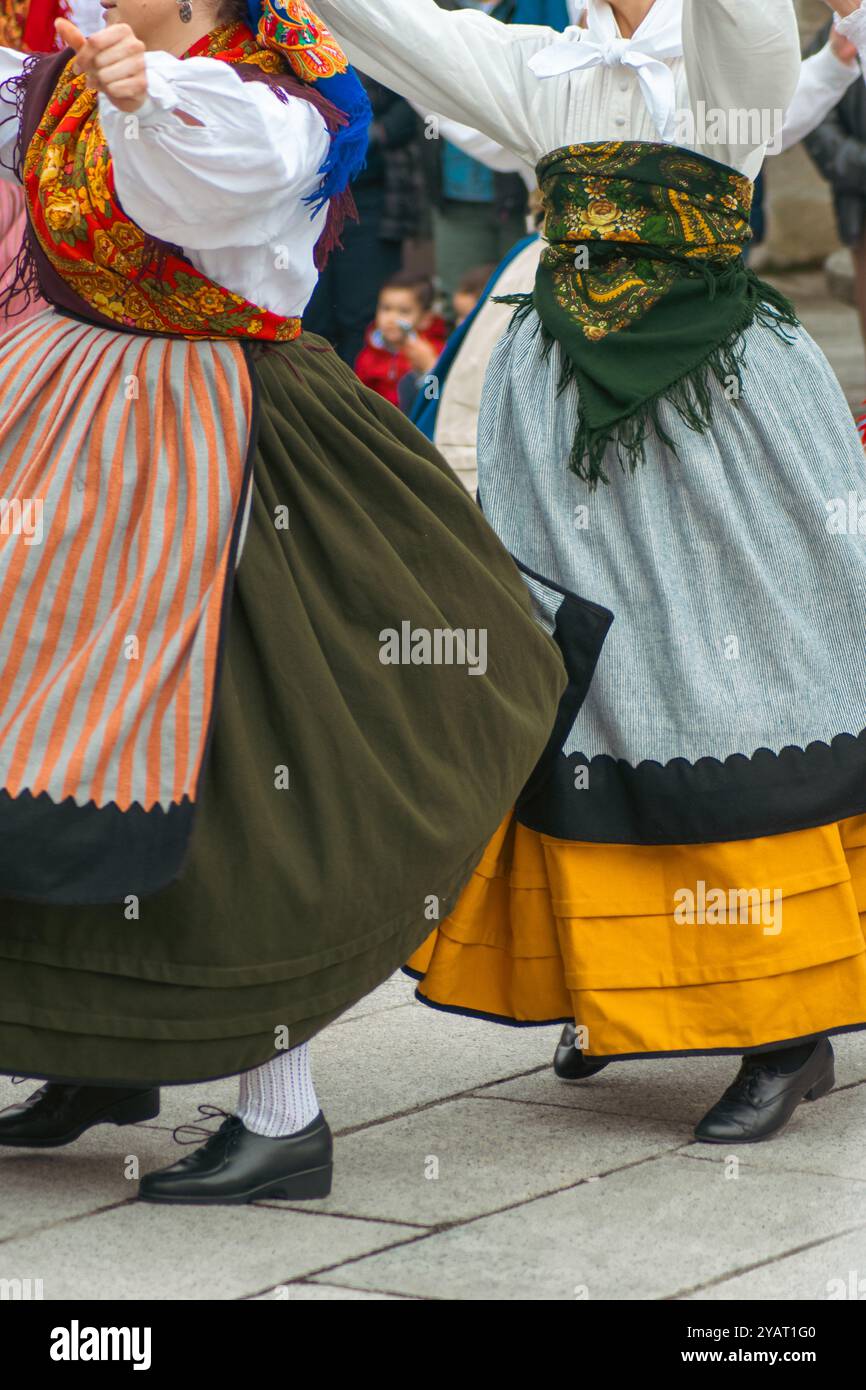 Femmes vêtues du costume traditionnel de Galice dansant sur la musique populaire, fête folklorique Banque D'Images