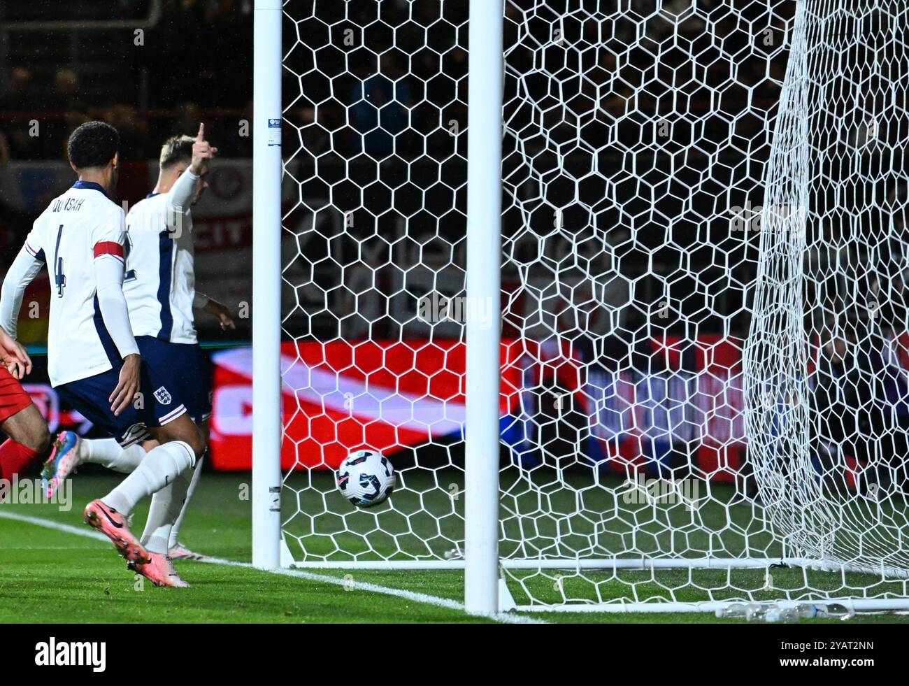 Ashton Gate, Bristol, Royaume-Uni. 15 octobre 2024. Euro 2025 Groupe F qualifier Football, Angleterre U21s contre Azerbaïdjan U21s ; Callum Doyle, de l'Angleterre, suit le ballon dans le net marquant son but à la 19e minute pour 2-0 crédit : action plus Sports/Alamy Live News Banque D'Images