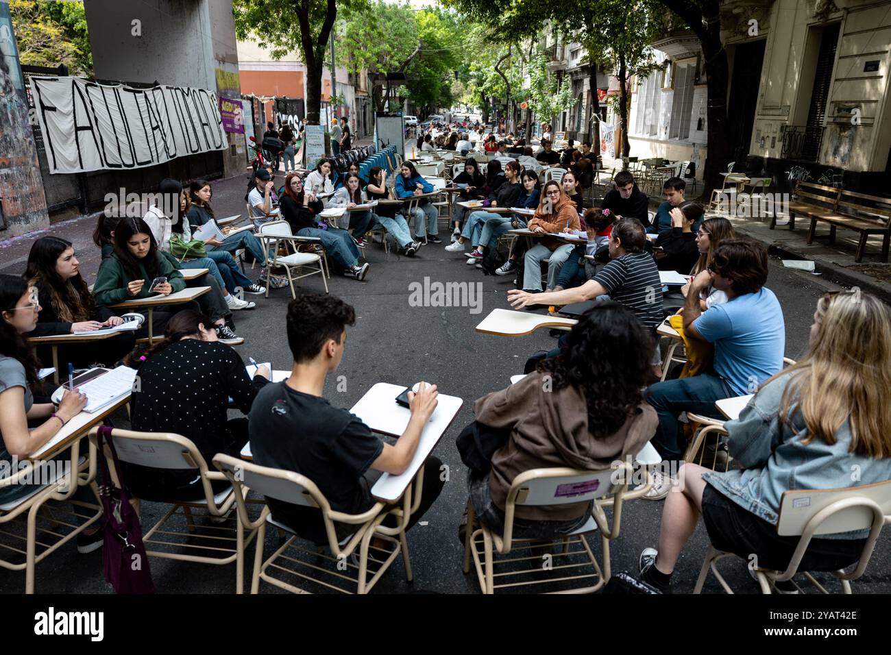 Buenos Aires, Argentine. 15 octobre 2024. Un séminaire de la Faculté des sciences sociales descend dans la rue pour protester contre les coupes budgétaires dans le système universitaire. Le président Milei avait bloqué la décision de la législature de mettre à jour les budgets universitaires par un veto. Crédit : Cristina Sille/dpa/Alamy Live News Banque D'Images