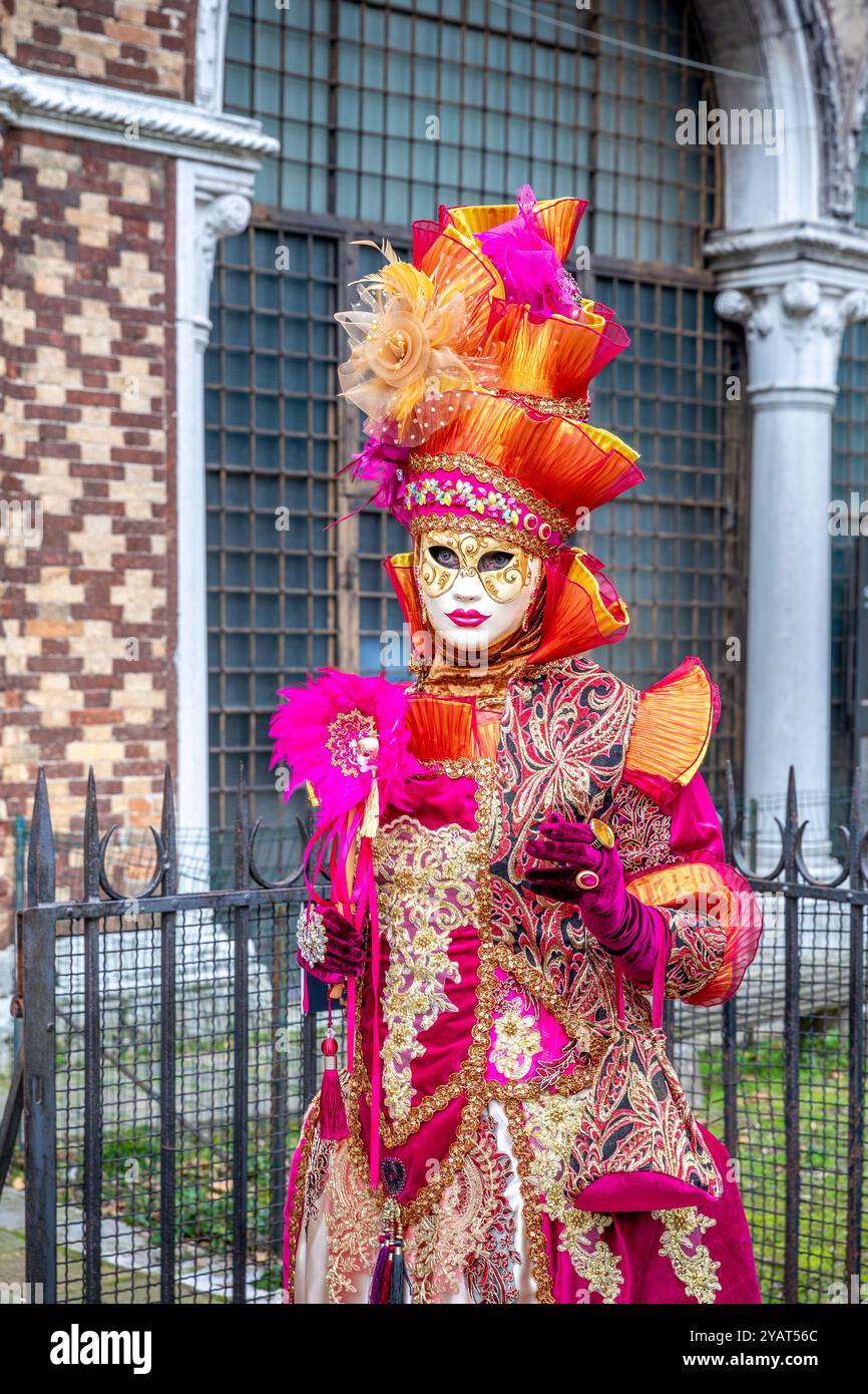 Venise, Italie - 7 février 2024 : une femme avec un masque pendant le carnaval de Venise, Italie Banque D'Images