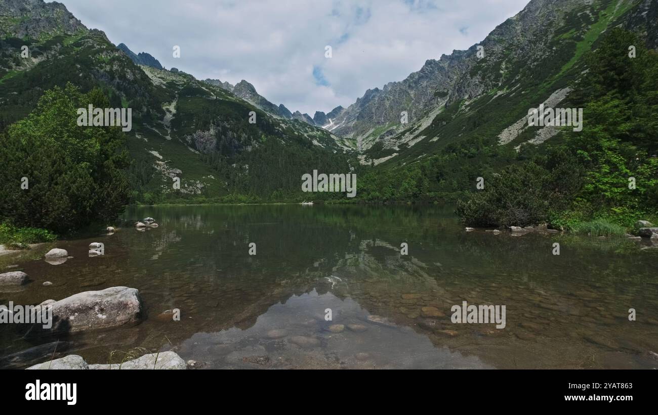 Lac Poprad dans les montagnes de Hautes Tatras Banque D'Images