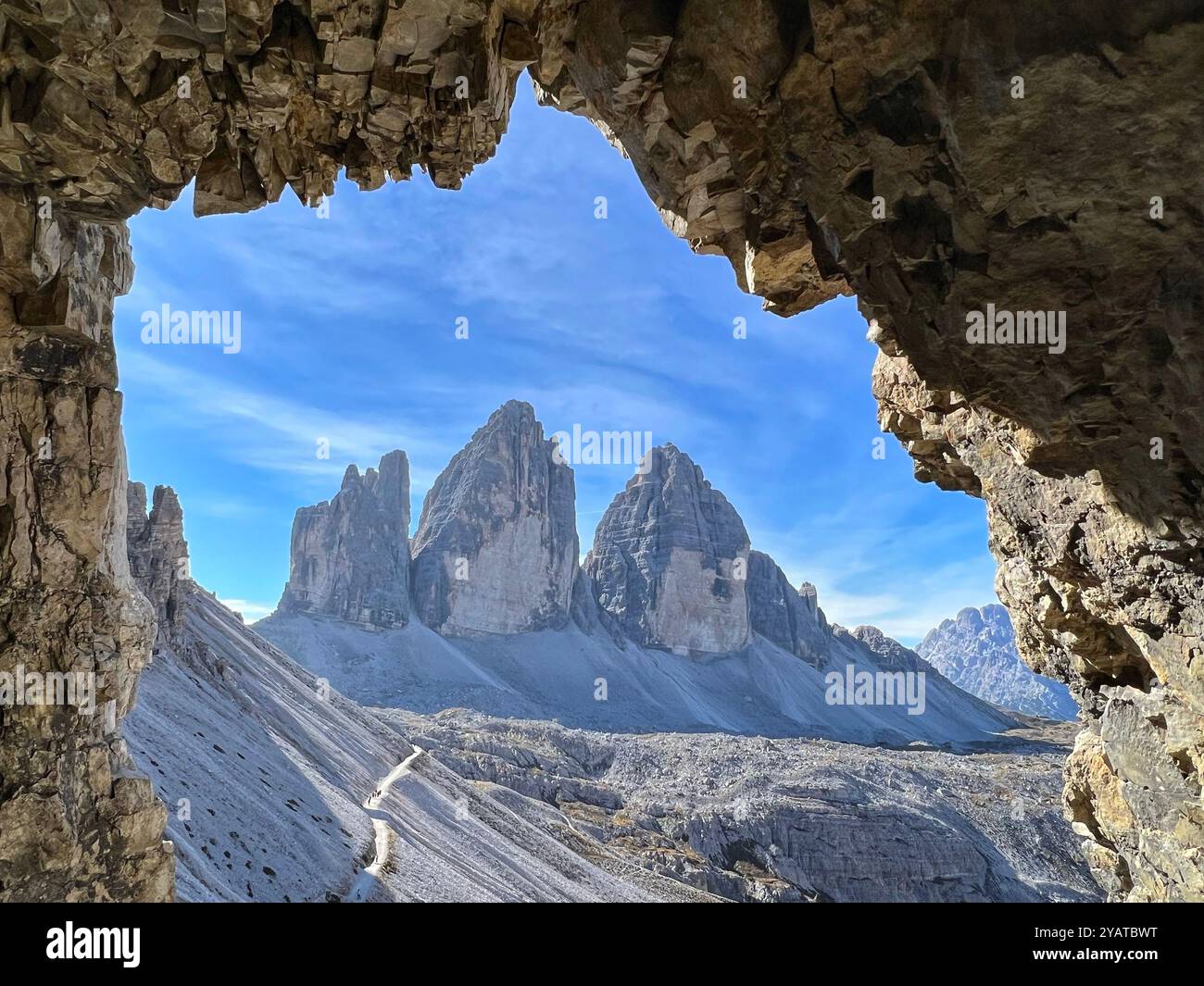 Tre cime di Lavaredo, vue depuis une grotte, Dolomites, Tyrol du Sud, Italie - Image de stock capturée avec un smartphone
