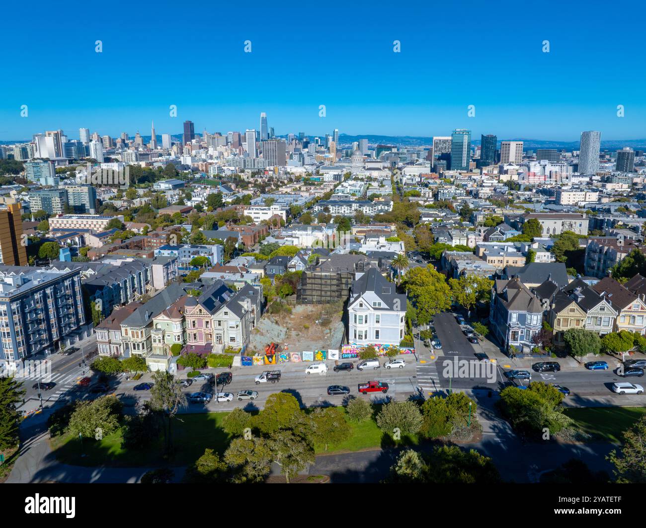 Vue aérienne des Painted Ladies et de l'horizon de San Francisco Banque D'Images