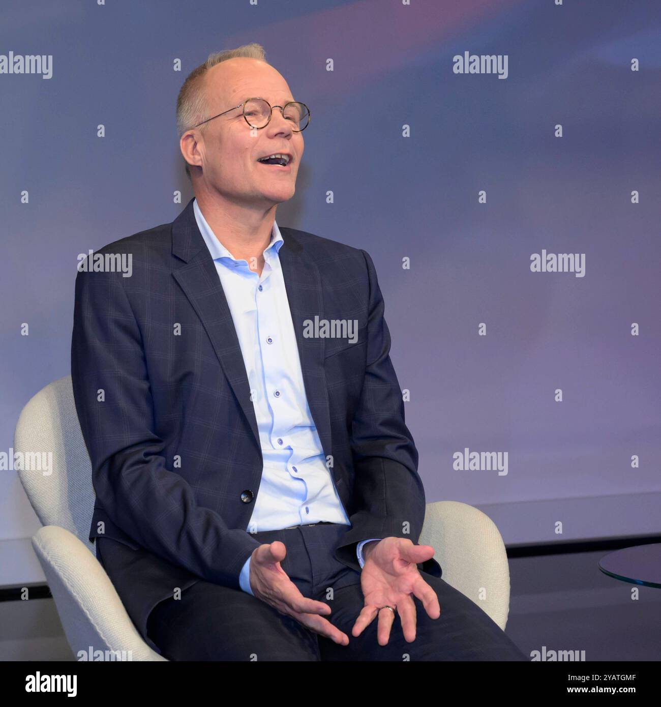 GER, Berlin, Studio, zu Gast BEI - maischberger, Polittalk, TV, format, mit Moderatorin - Sandra Maischberger, Das Erste, aus Adlershof - Am Studio 20, Matthias Miersch, SPD Generalsekretaer, 15.10.2024, *** GER, Berlin, Studio, zu Gast BEI maischberger, Polittalk, TV, format, mit Moderator Sandra Maischberger, Das Erste, aus Adlershof AM Studio 20, Matthias Miersch, secrétaire général du SPD , 15 10 2024, Copyright : HMBxMedia/UwexKoch Banque D'Images