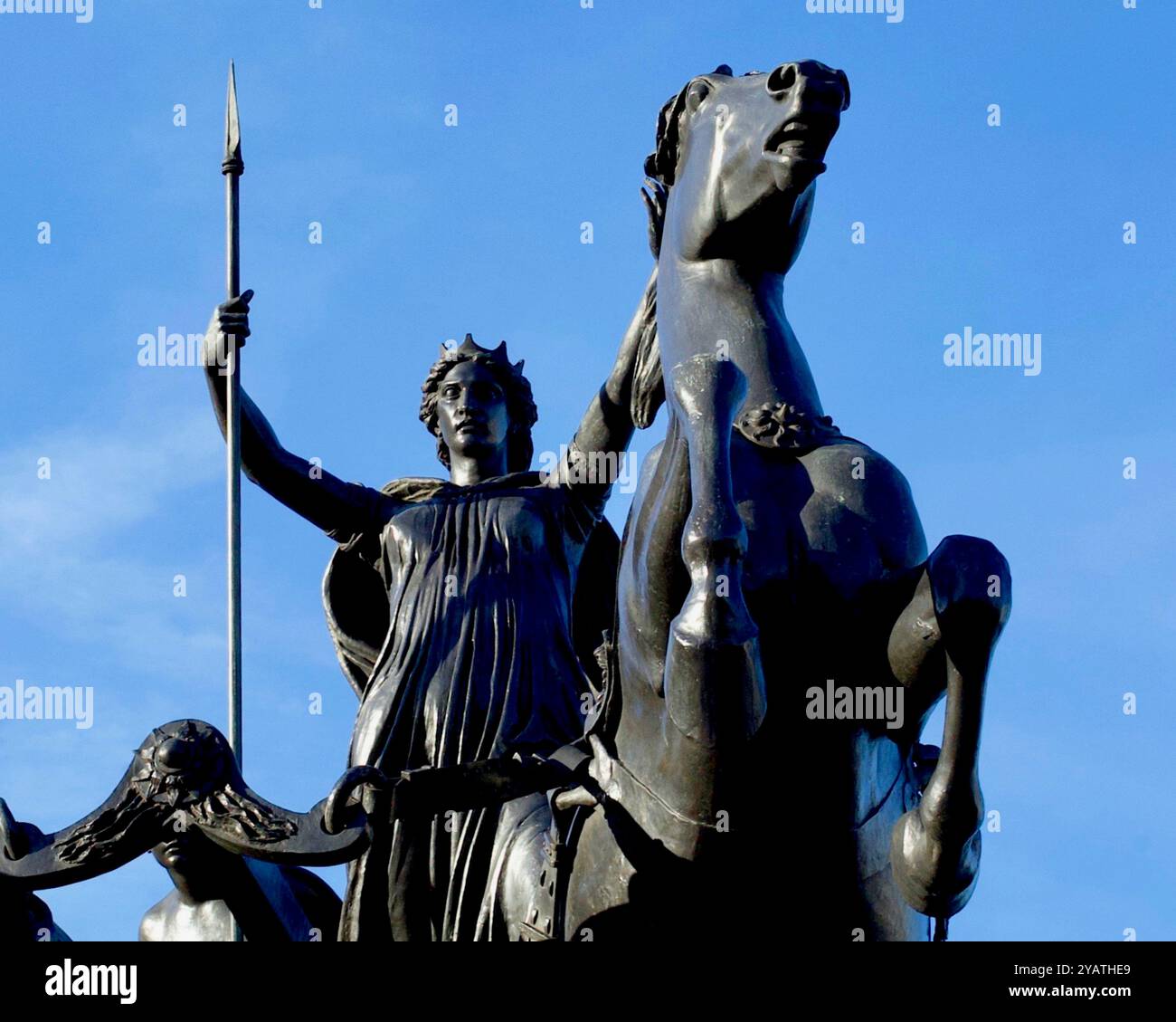 Statue 'Boadicea et ses filles' de Thomas Thornycroft, avec lance et char, pont de Westminster, Westminster, Londres, Angleterre. Banque D'Images