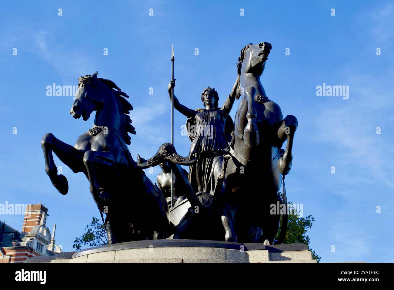 Statue 'Boadicea et ses filles' de Thomas Thornycroft, avec lance et char, pont de Westminster, Westminster, Londres, Angleterre. Banque D'Images