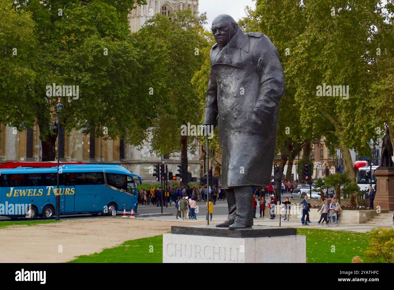 Statue de Sir Winston Churchill, la place du Parlement, la ville de Westminster, Londres, Angleterre. Banque D'Images