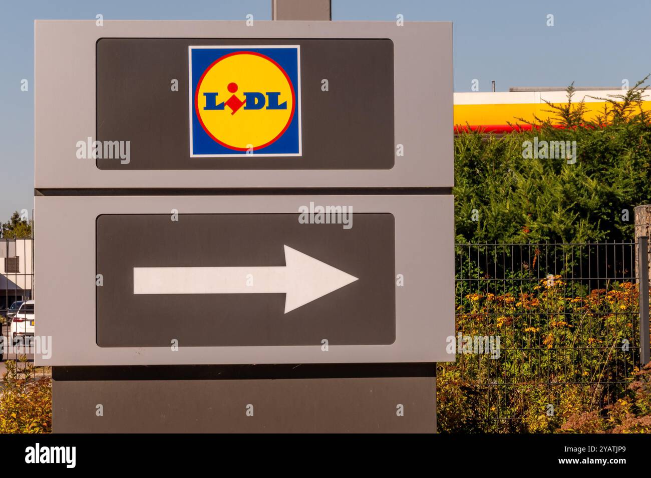 Wasserbillig, Luxembourg - 29 juillet 2024 : une enseigne affiche bien en vue un logo et pointe vers la droite, dirigeant les clients vers le magasin LIDL local. Le brillant Banque D'Images