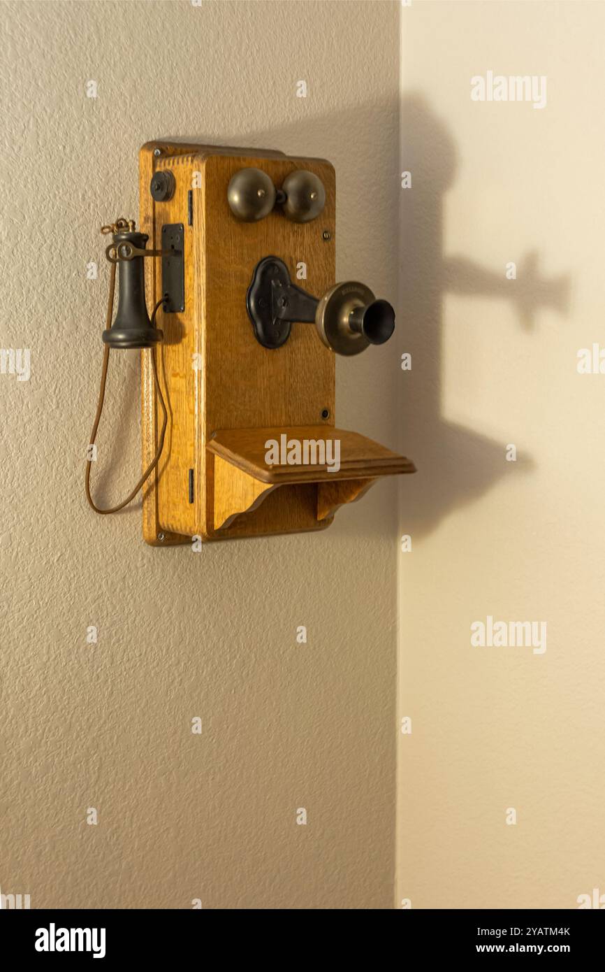 Antique Kellogg téléphone du début des années 1900 affiché sur le mur, Colorado USA. Date estimée des années 1890 à 1910. Banque D'Images