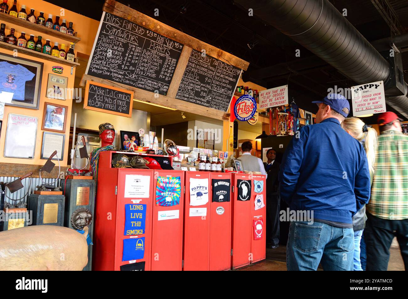 Une foule à l'heure du déjeuner examine le restaurant à un joint de côtes à St Louis Banque D'Images